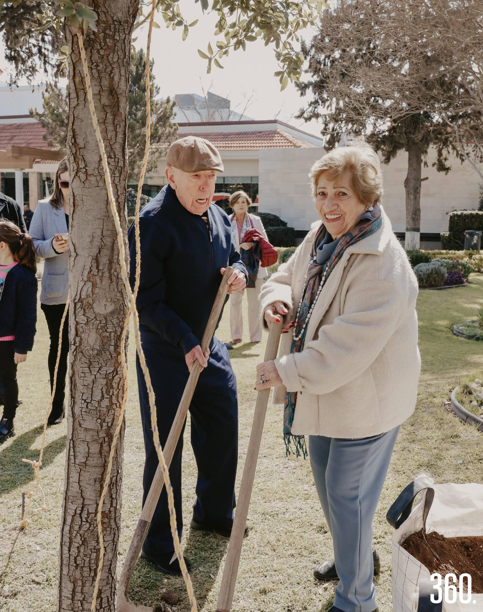 $!Don Raúl encabeza la siembra del encino como símbolo de su legado.