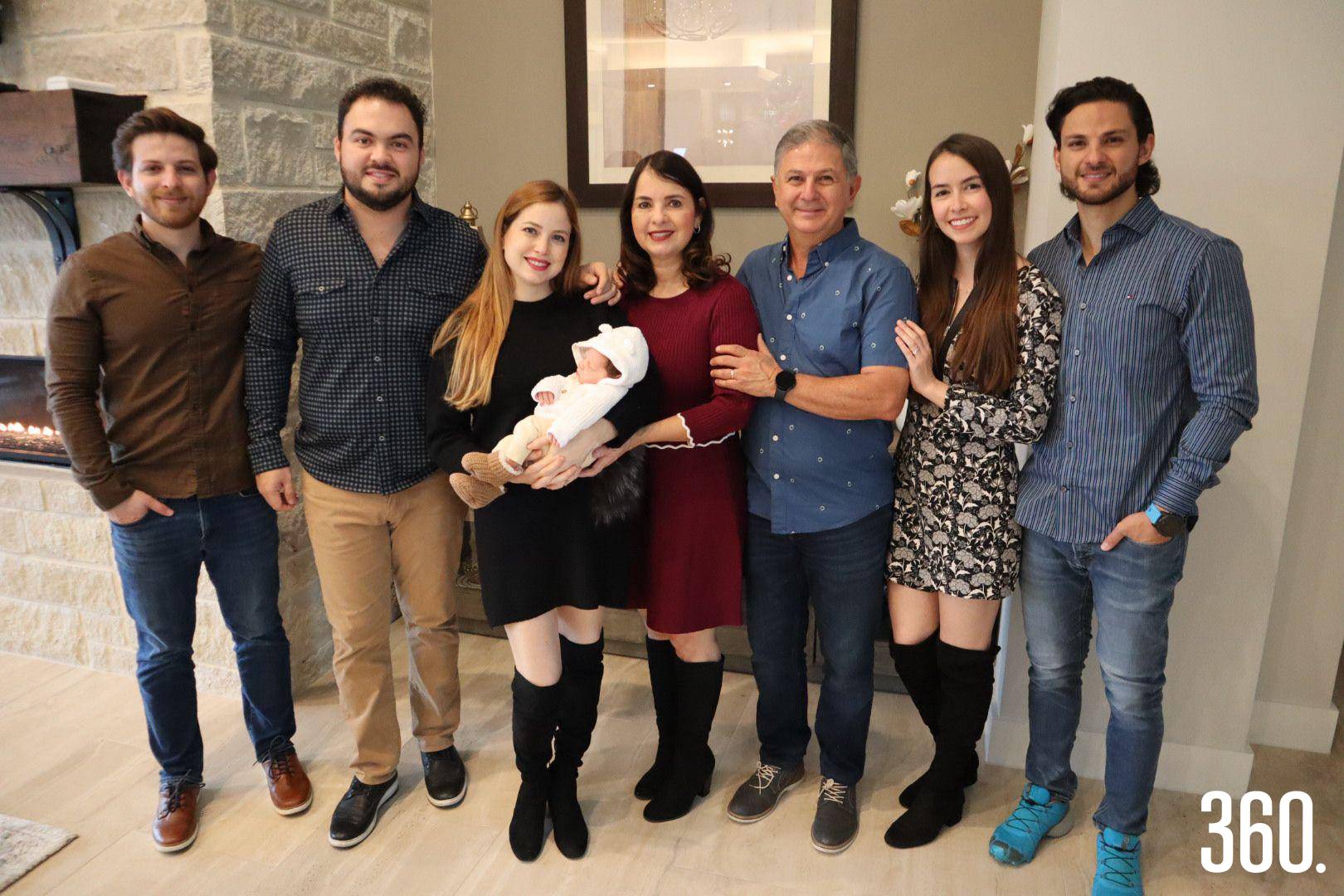 $!Leonardo Gabriel con sus papás, sus abuelitos maternos Mario Chapa y Rocío Alvarado, y sus tíos Rodrigo Chapa, Fernanda Loya y Mario Chapa.