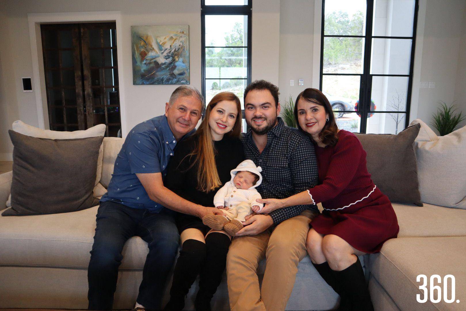$!Familia González Chapa con los abuelitos maternos, Mario Chapa y Rocío Alvarado.