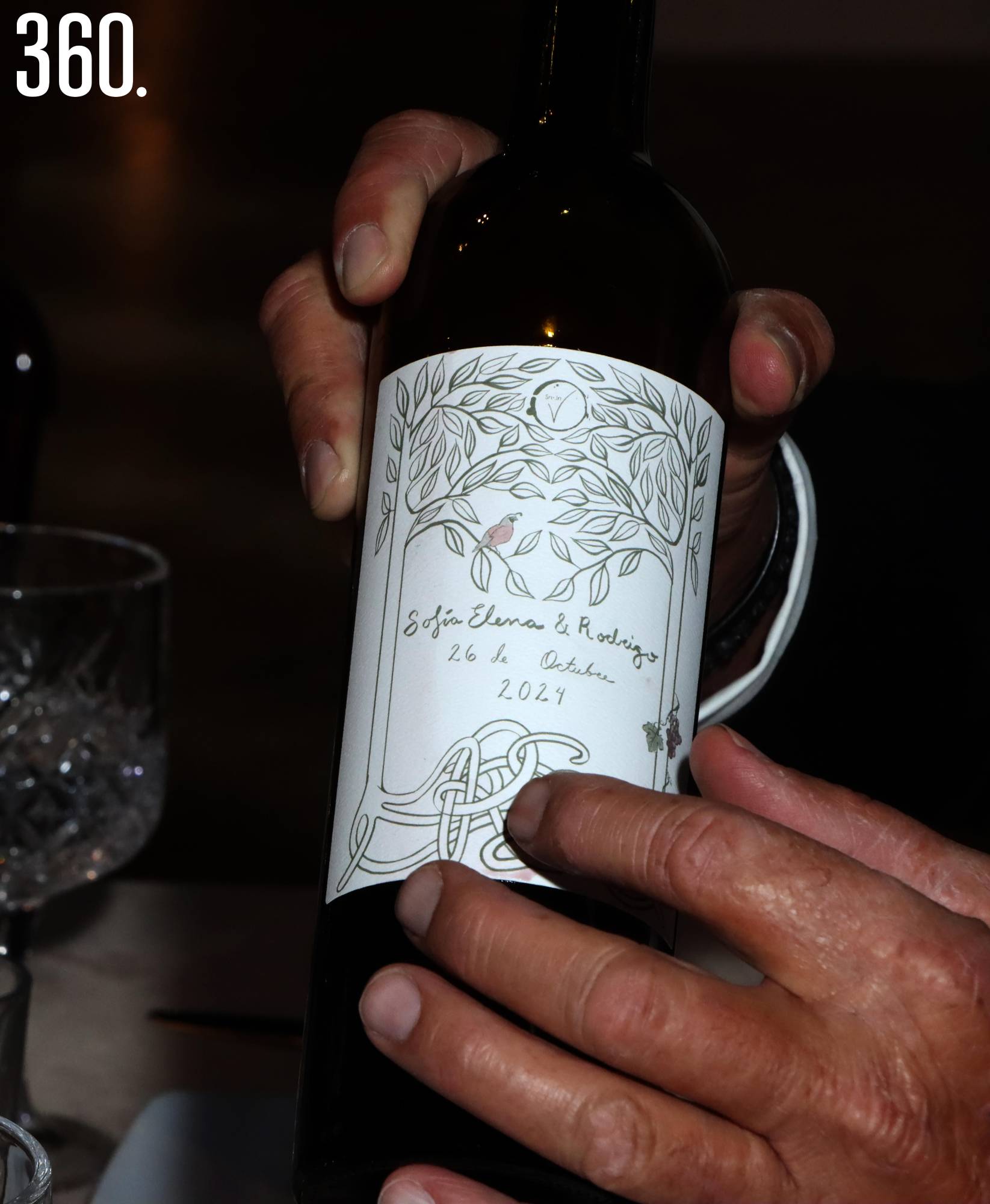$!El vino tinto de San Juan de la Vaquería que se sirvió en la cena lució una etiqueta conmemorativa de la boda, con los nombres de los novios y la fecha.