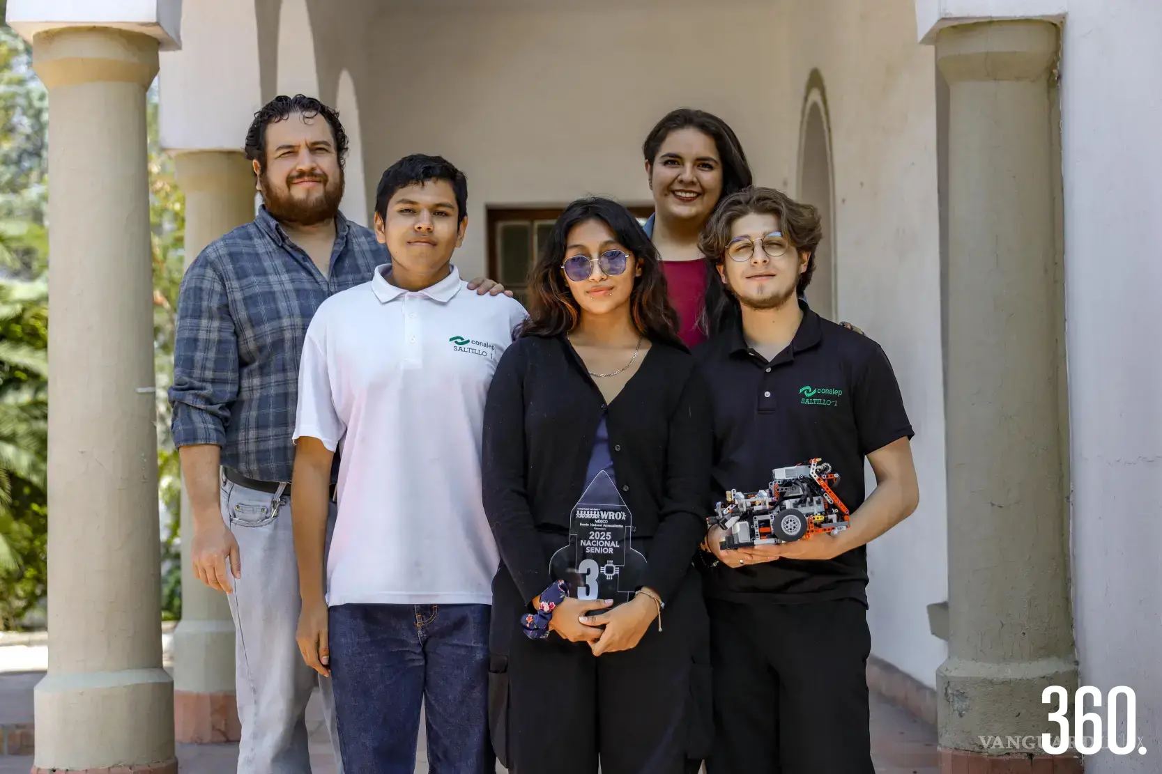 $!Equipo de jóvenes de robótica.