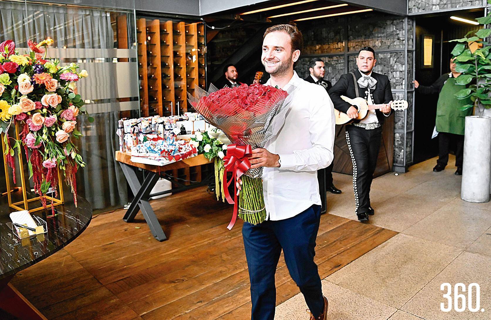 $!Su prometido, Luis Bernardo Cantante, llegó con flores y mariachi.