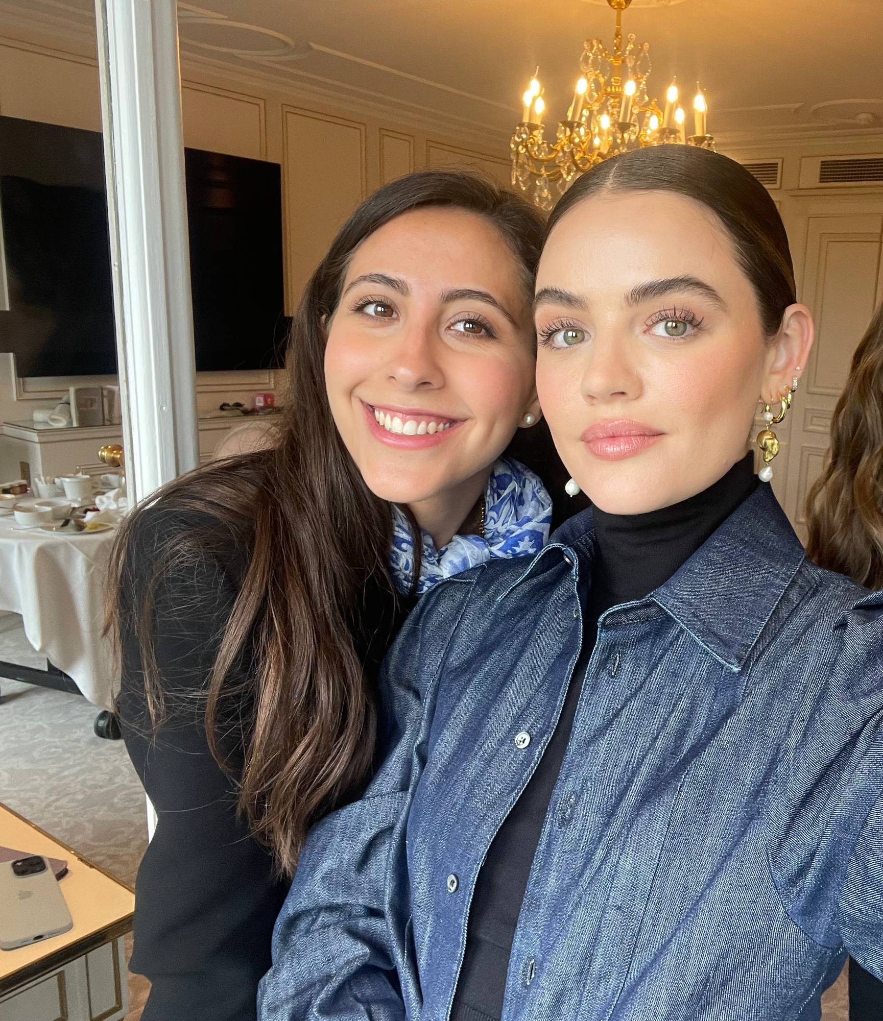 $!Karla Garza ha maquillado y peinado a distintas modelos, entre ellas a la actriz Lucy Hale.