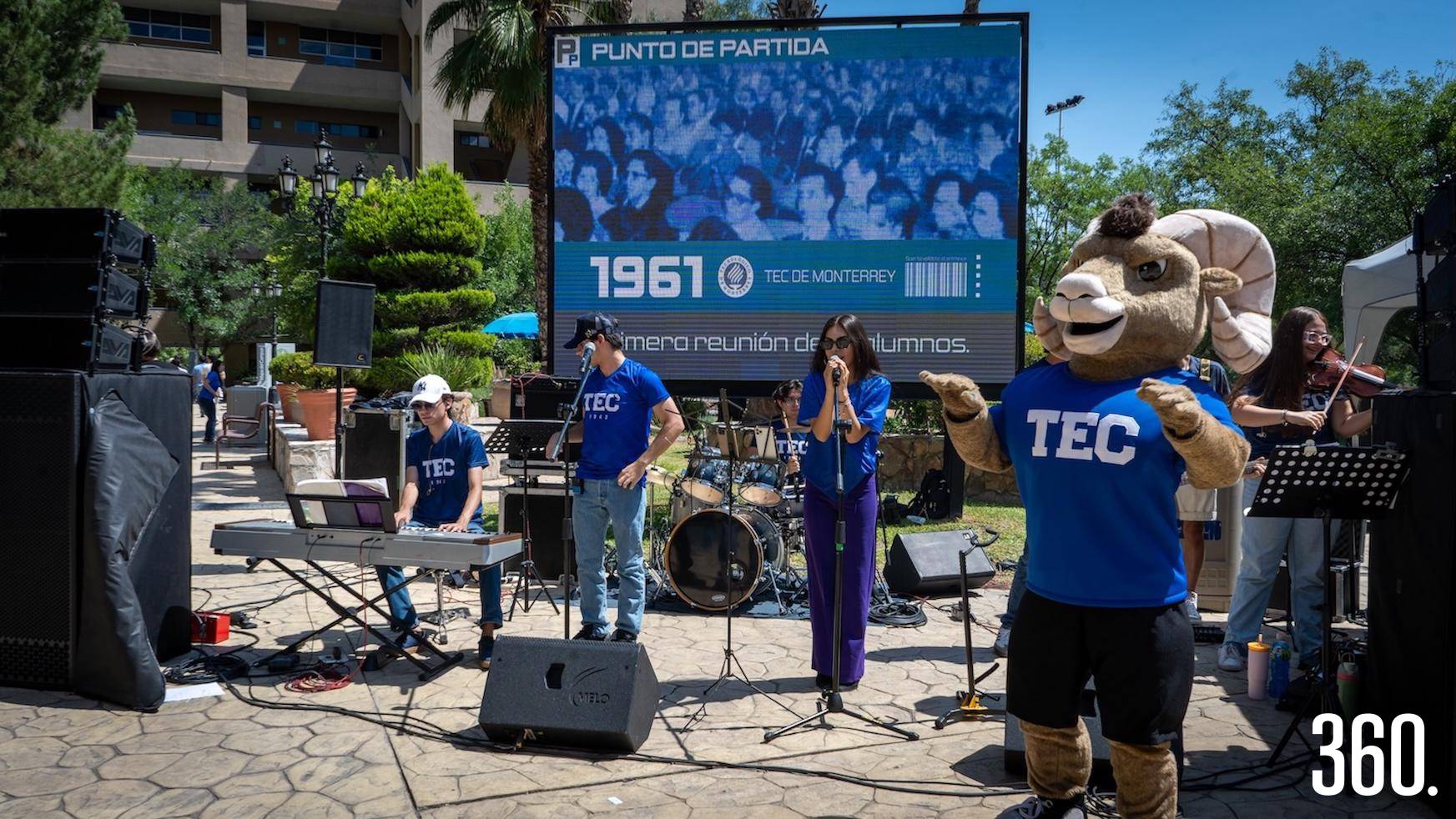 $!Música y buen ambiente en el escenario.