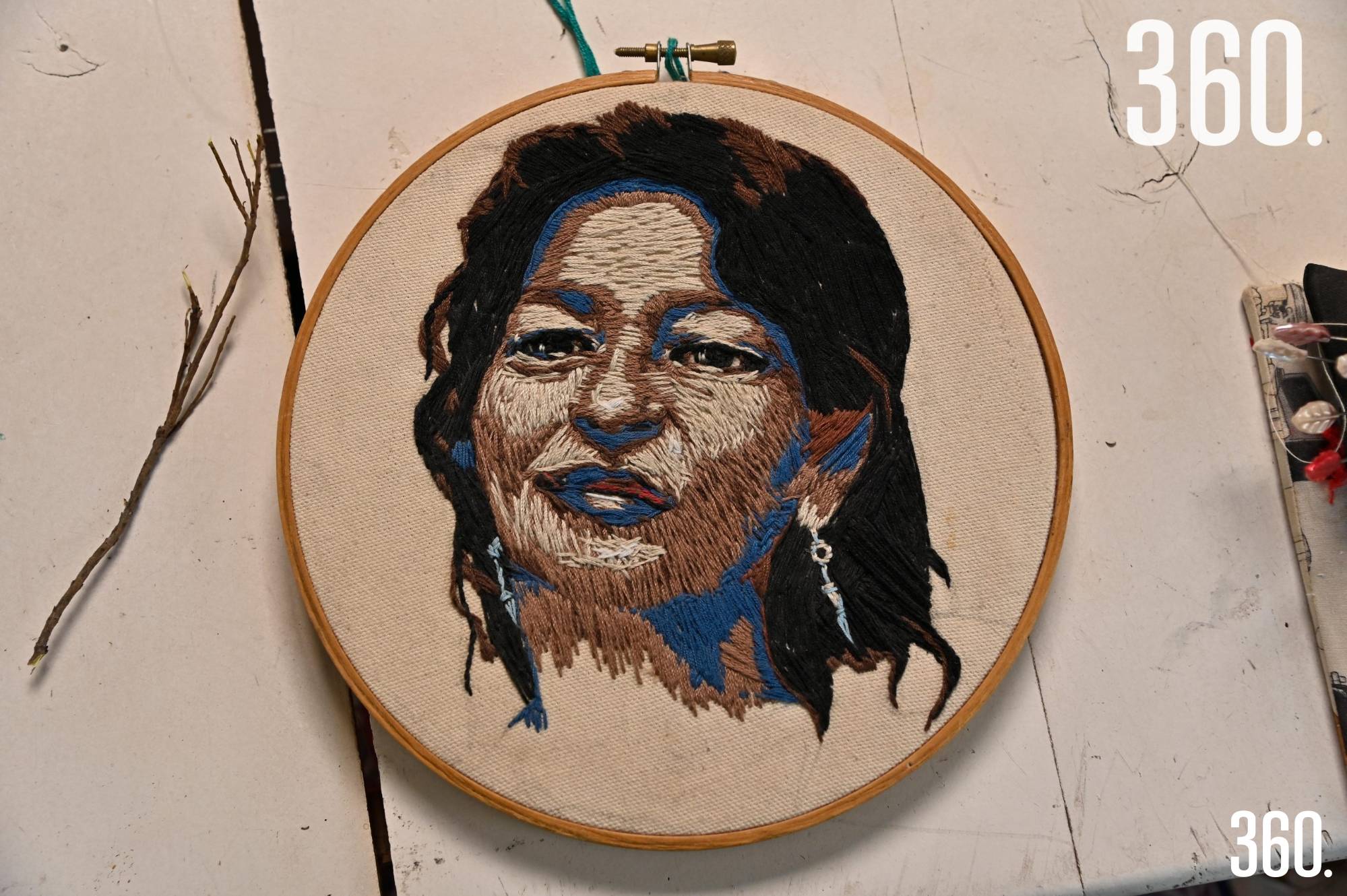 $!El retrato que bordó de su mamá, Laila Silva Pantoja, directora del Instituto Othli.