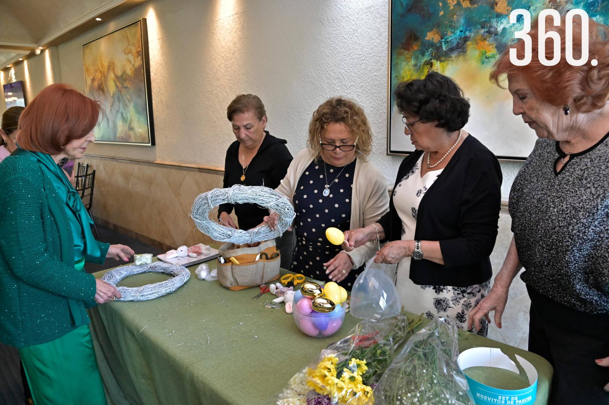 $!Con varas de vid, flores y mucho cariño, aprendieron a crear decoraciones de Pascua únicas.