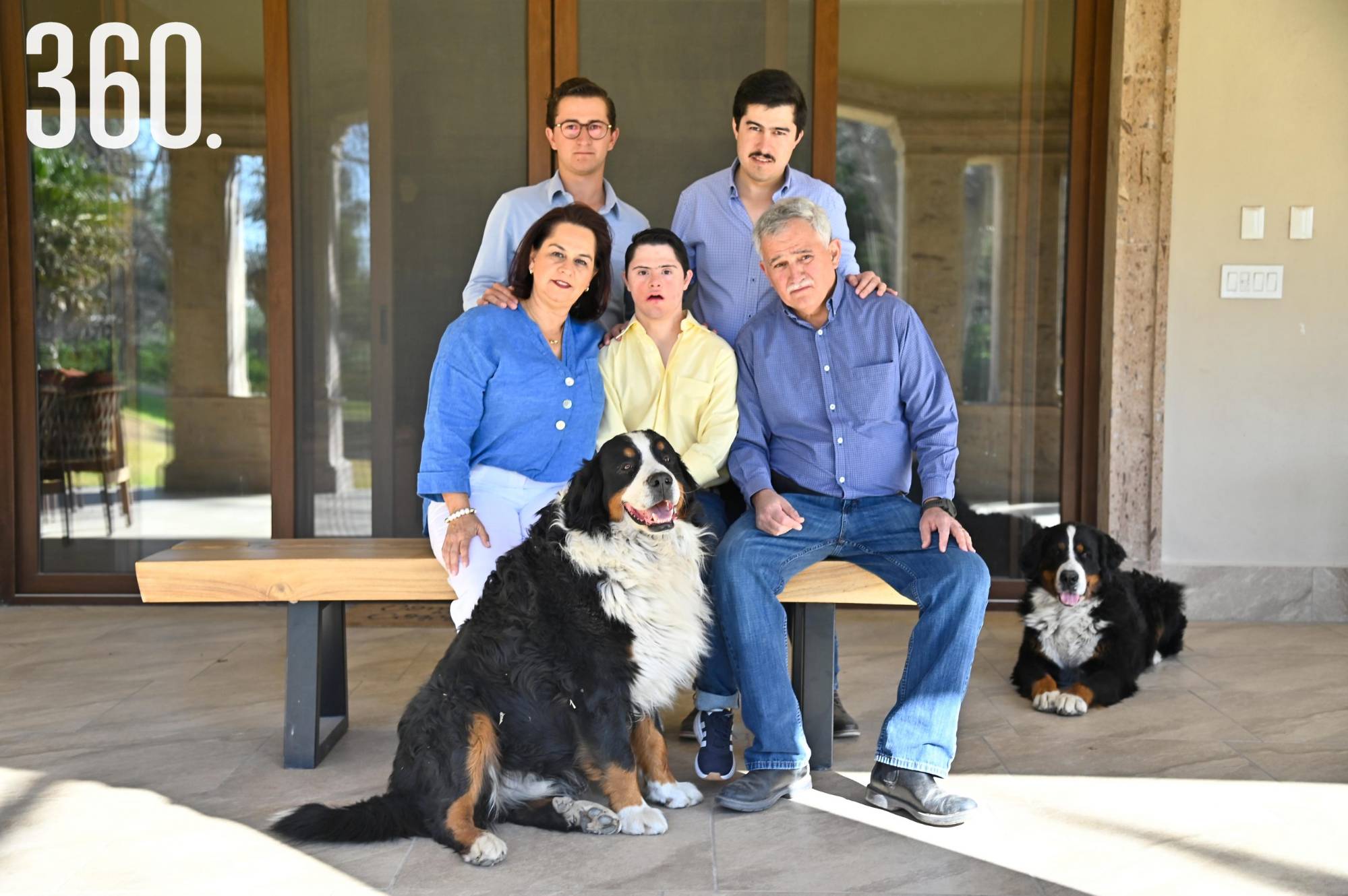 $!Ignacio con sus hermanos, Leonardo y José Humberto, y sus papás, Sylvia y José Humberto.