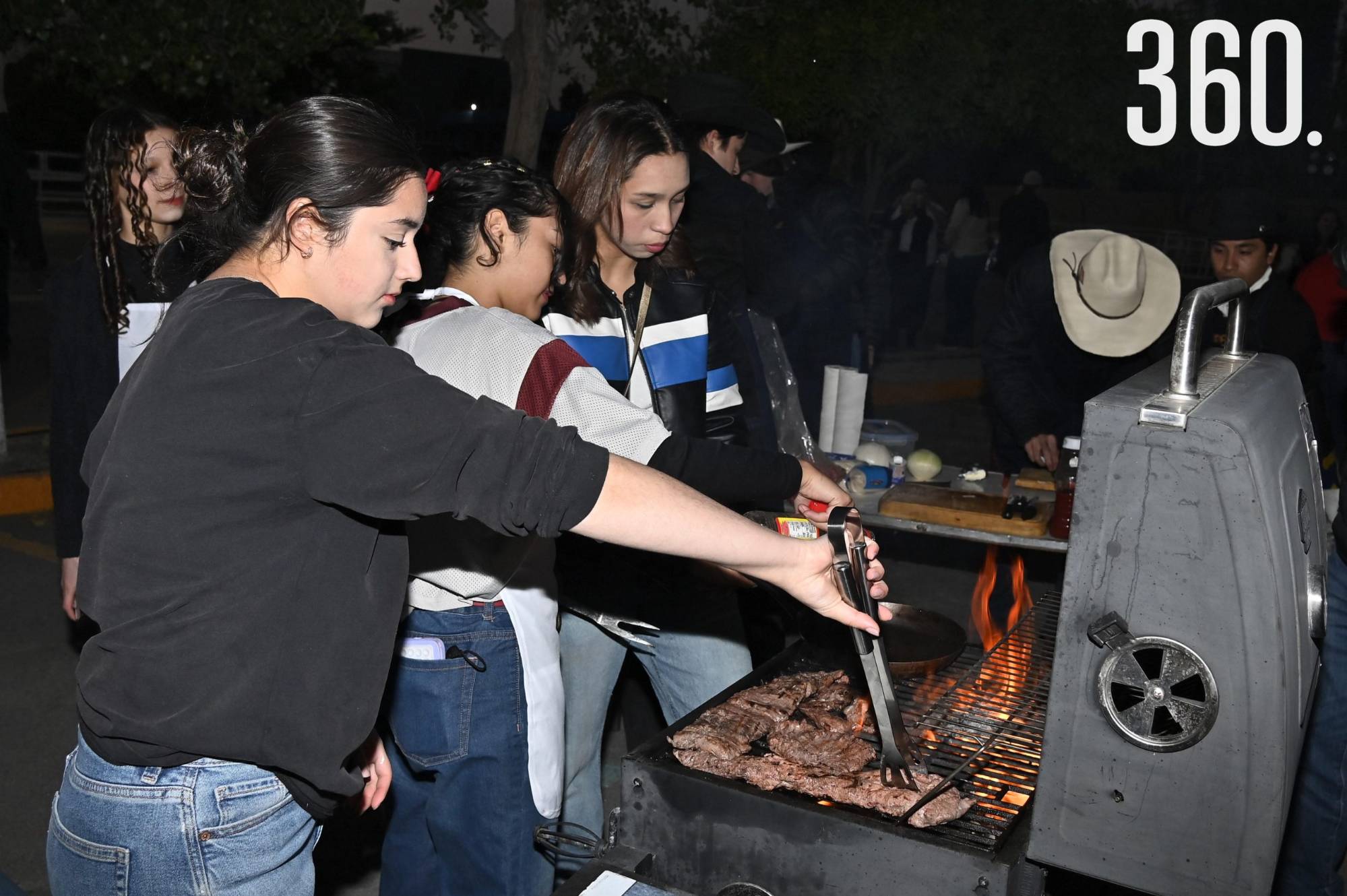 $!Estuvieron al pendiente de la cocción de los alimentos.