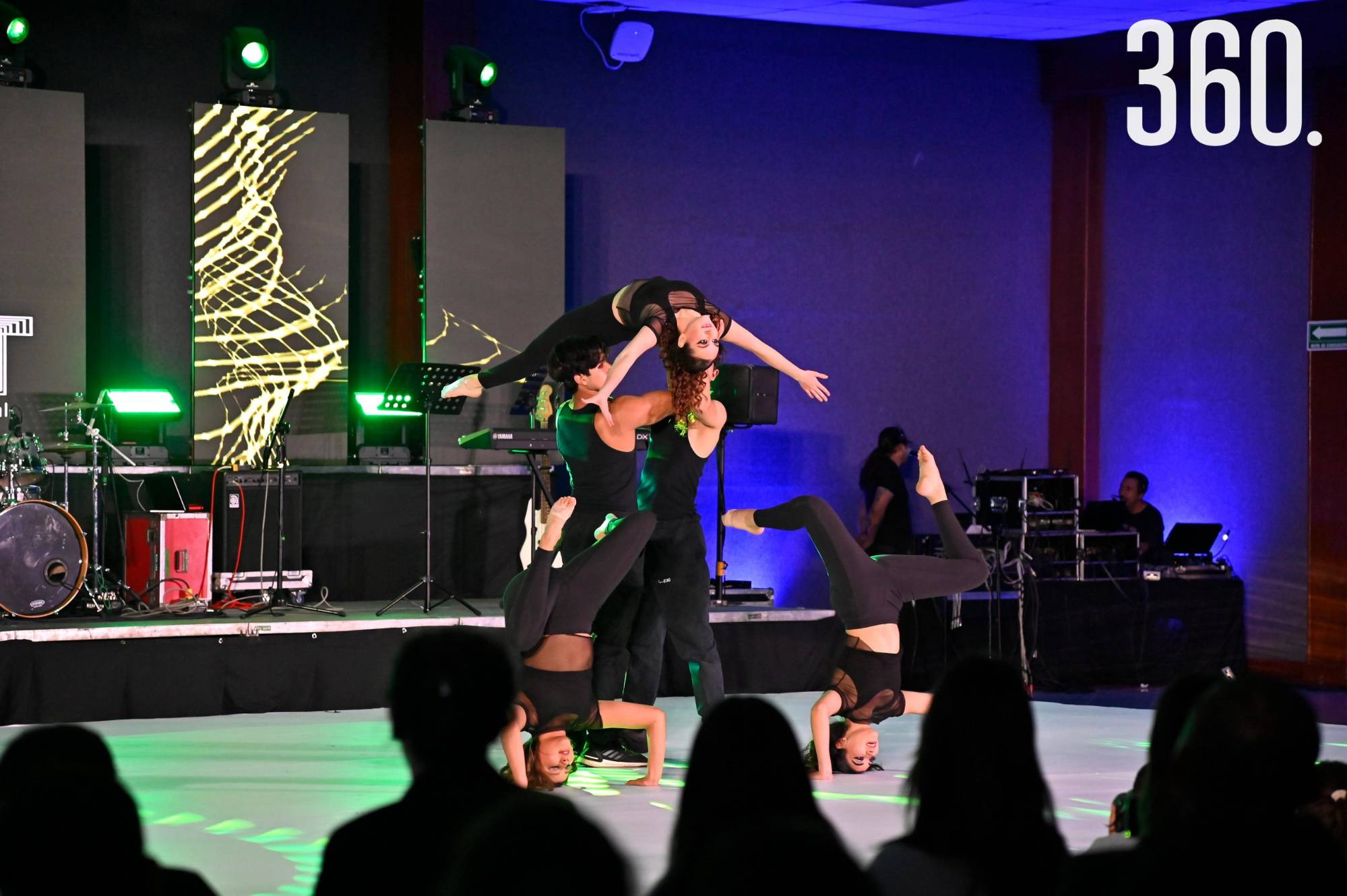 $!Los alumnos también presentaron números de baile.