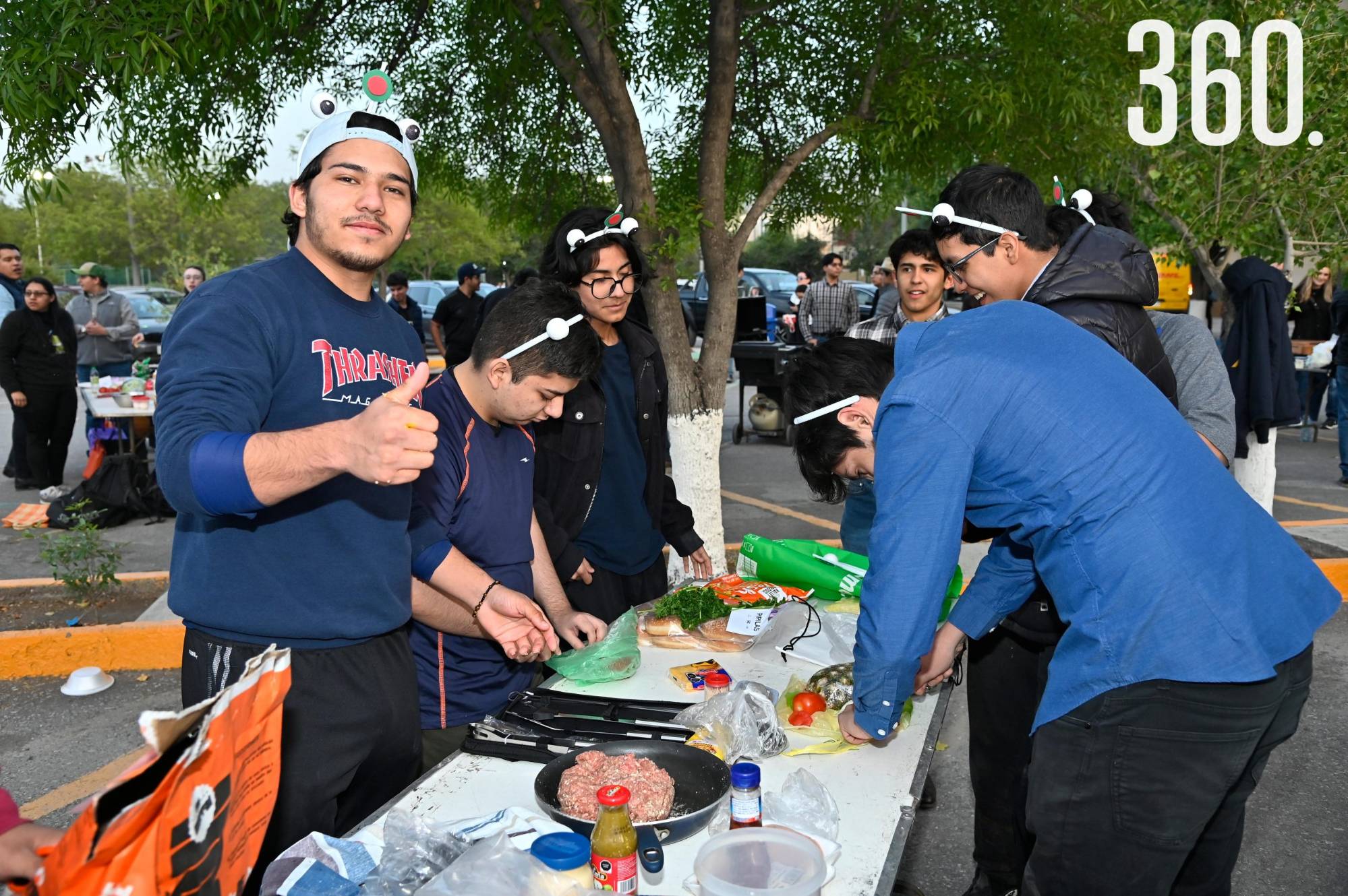 $!Cada equipo preparó su hamburguesa.