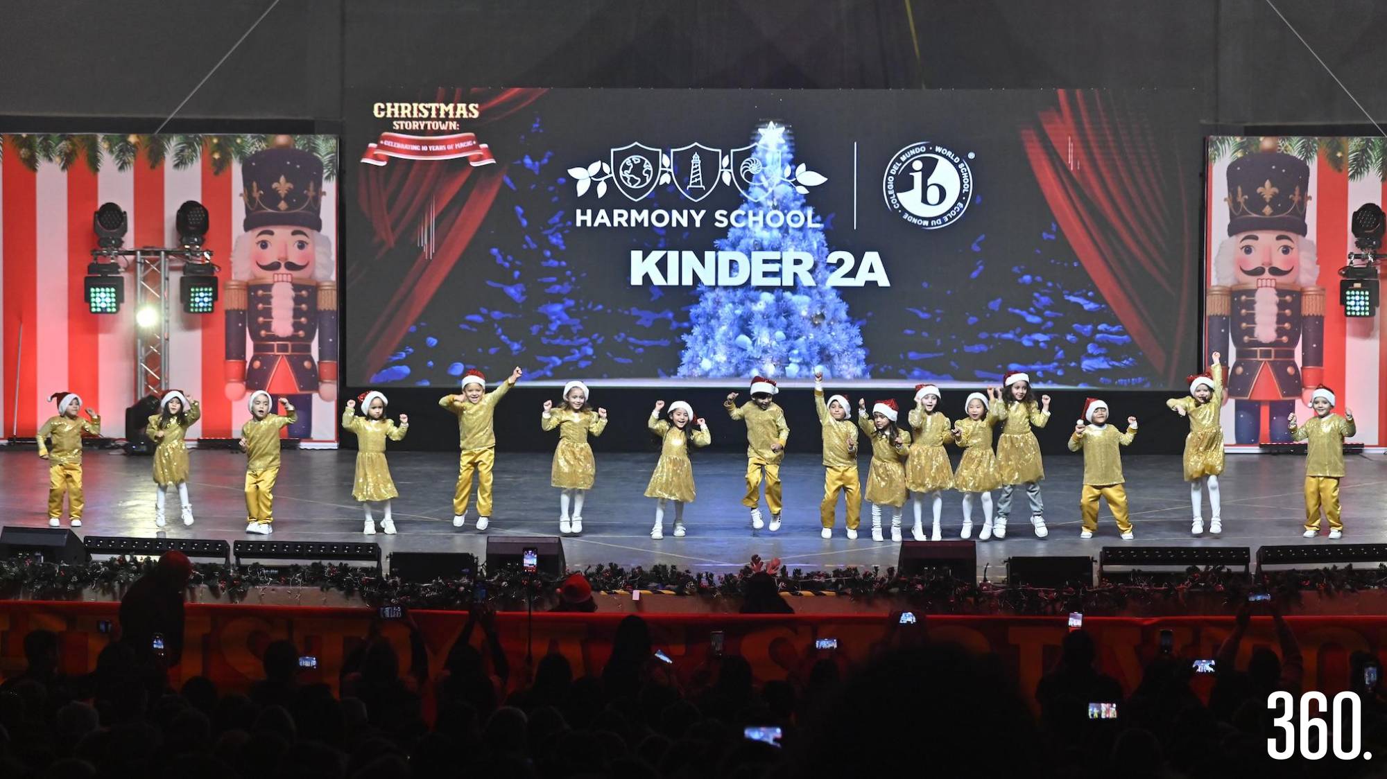 $!Kinder 2A animando el evento.