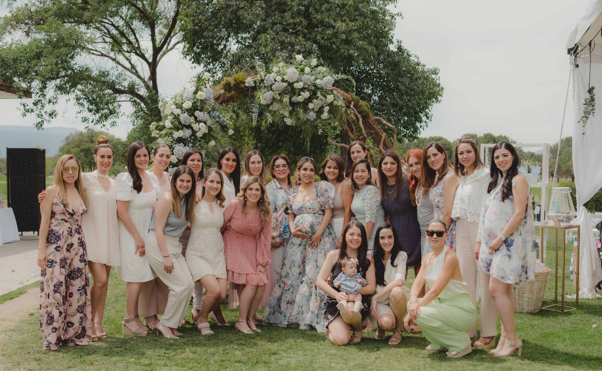 $!La futura mamá con sus amigas.