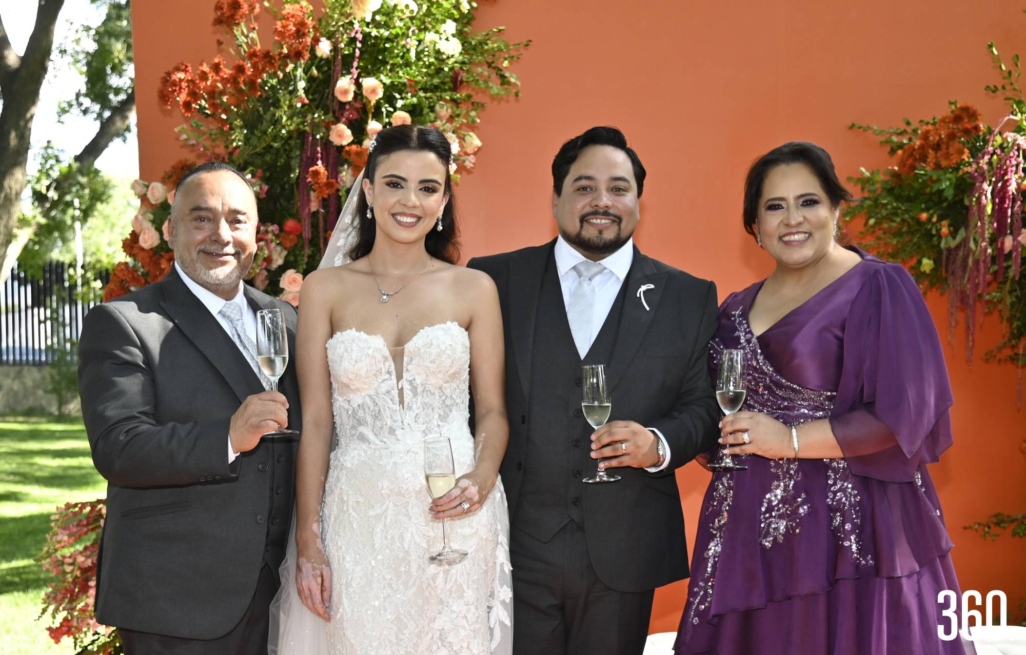 $!Bárbara y Juan José con los padres del novio, Óscar Bustos y Marcela López.
