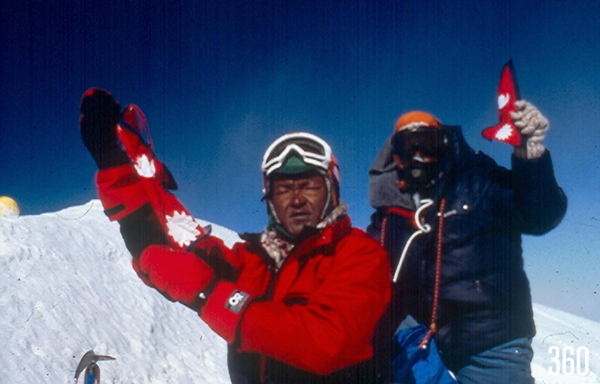 $!Phu Dorjee (rojo) y Ang Danu en la cumbre del Everest, Dorjee perdió la vida dos horas después de esta imagen debido a un accidente en el descenso.