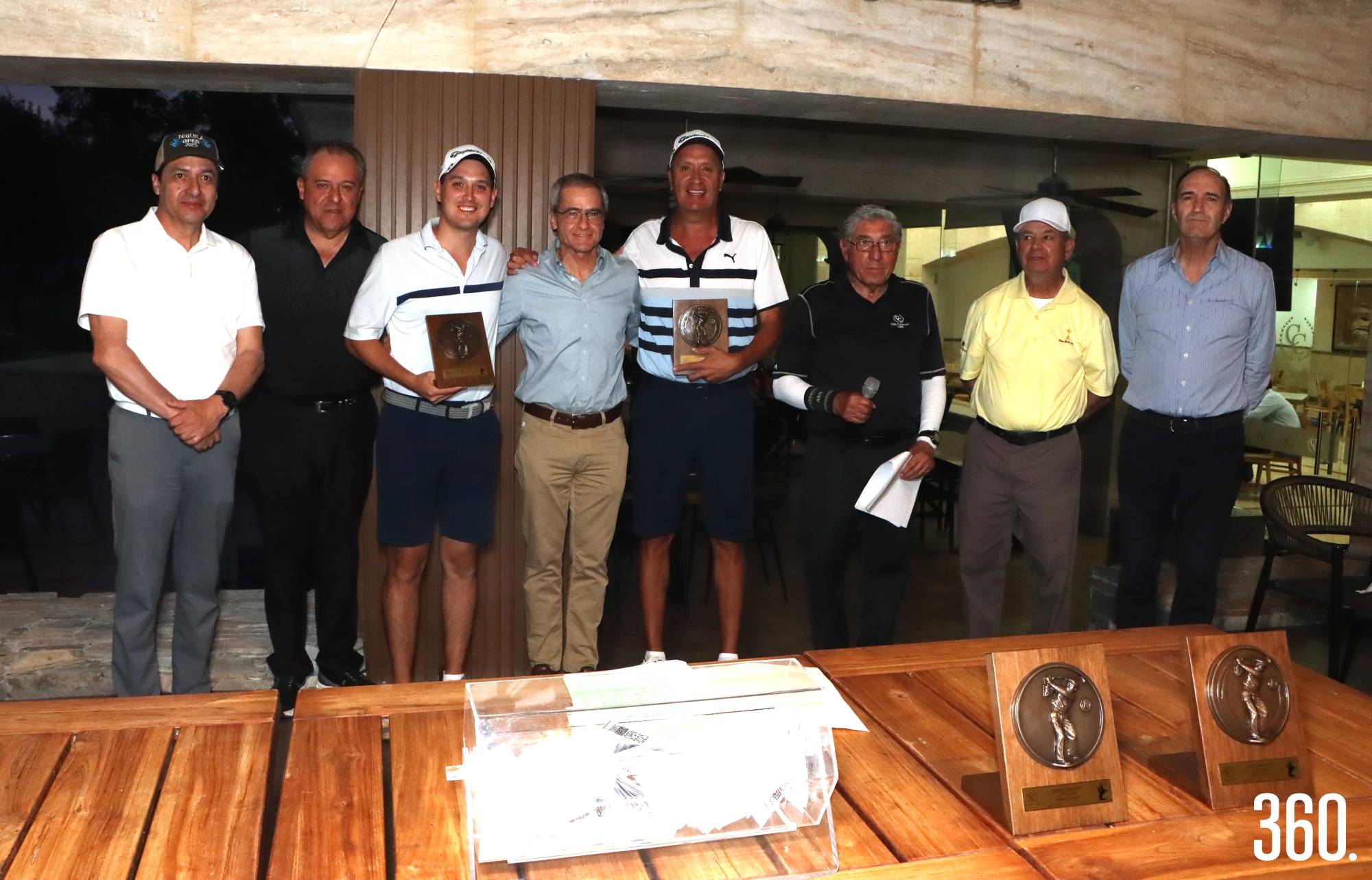 $!Guillermo Wah Rumayor y Guillermo Wah de la Garza son sus trofeos de segundo lugar de la primera categoría.