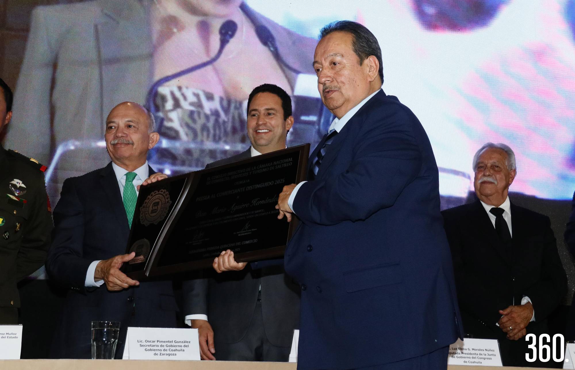 $!Mario Aguirre recibió el reconocimiento al Comerciante Distinguido del Año 2025 de manos de Oscar Pimentel.
