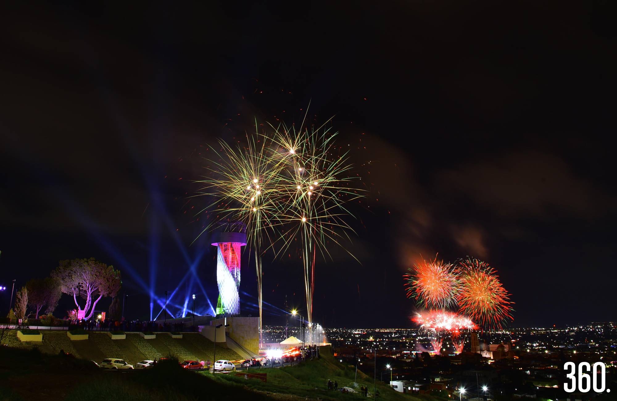 $!Tonalidades intensas crean un espectáculo que hipnotiza a los espectadores.