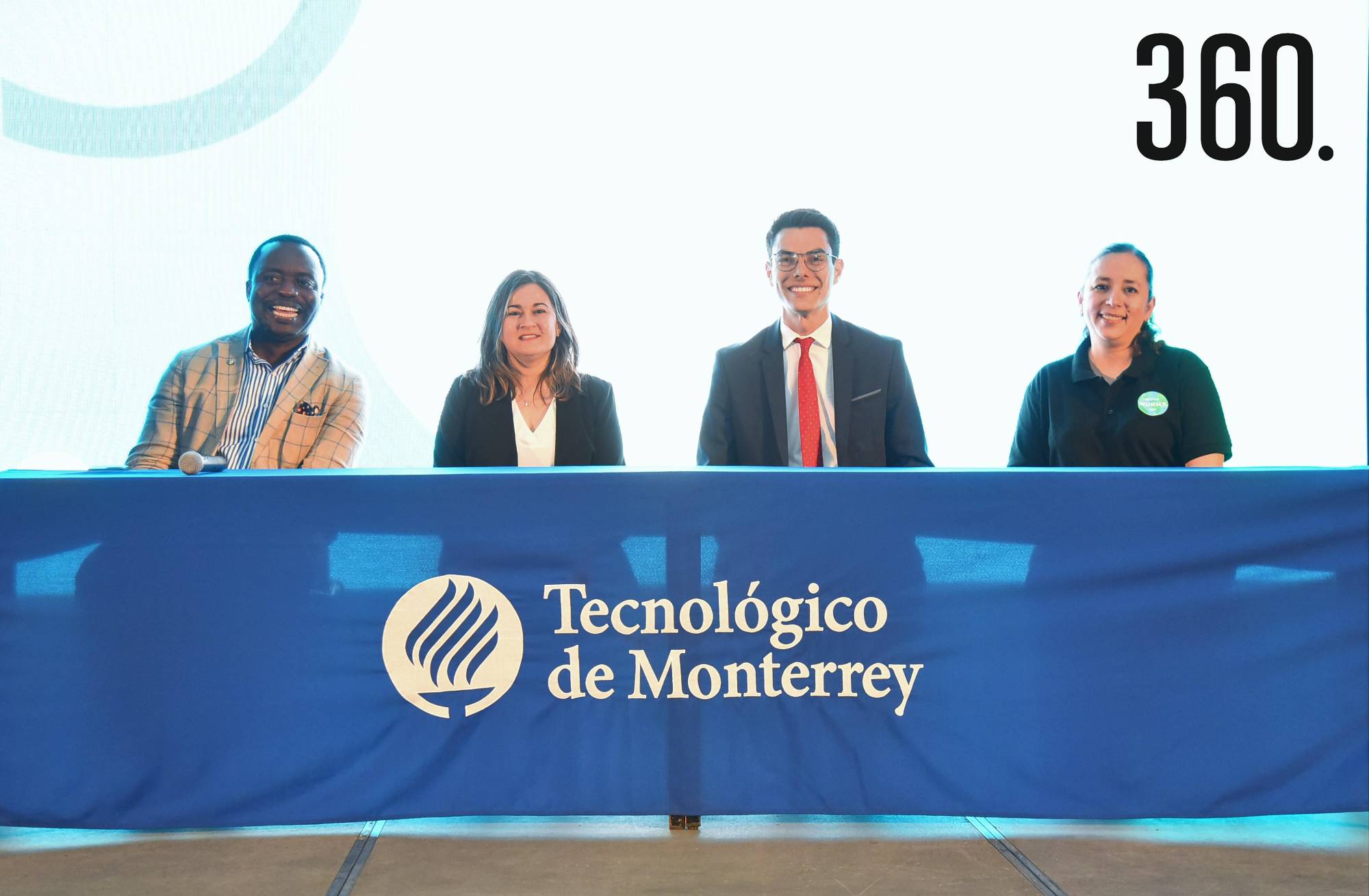 $!Dr. Henry Kasonde Musoma, Mónica Fernández, Adrián González y Karina Medrano.