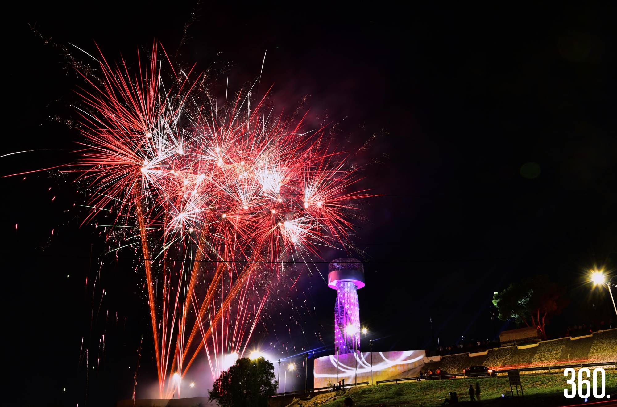 $!Figuras efímeras de luz se dibujan en el firmamento nocturno.