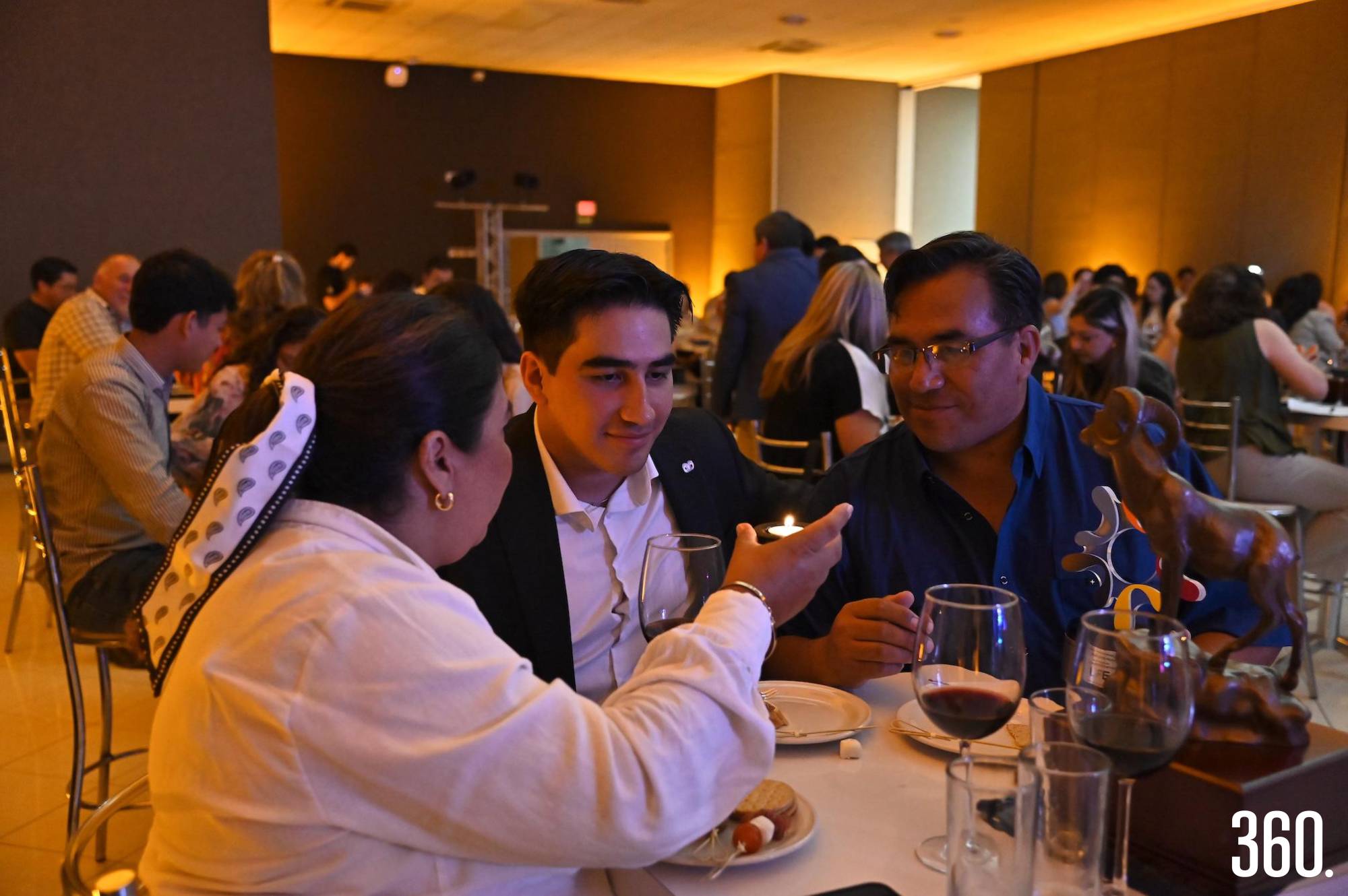 $!La cena fue el momento ideal para convivir en familia.
