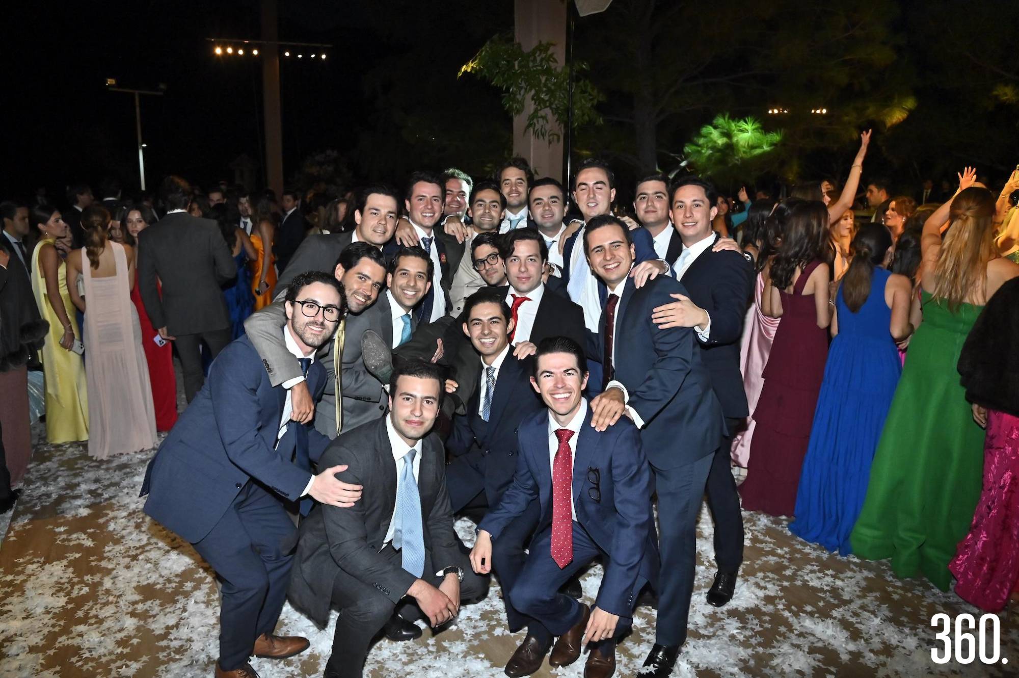 $!Gerardo con sus amigos.