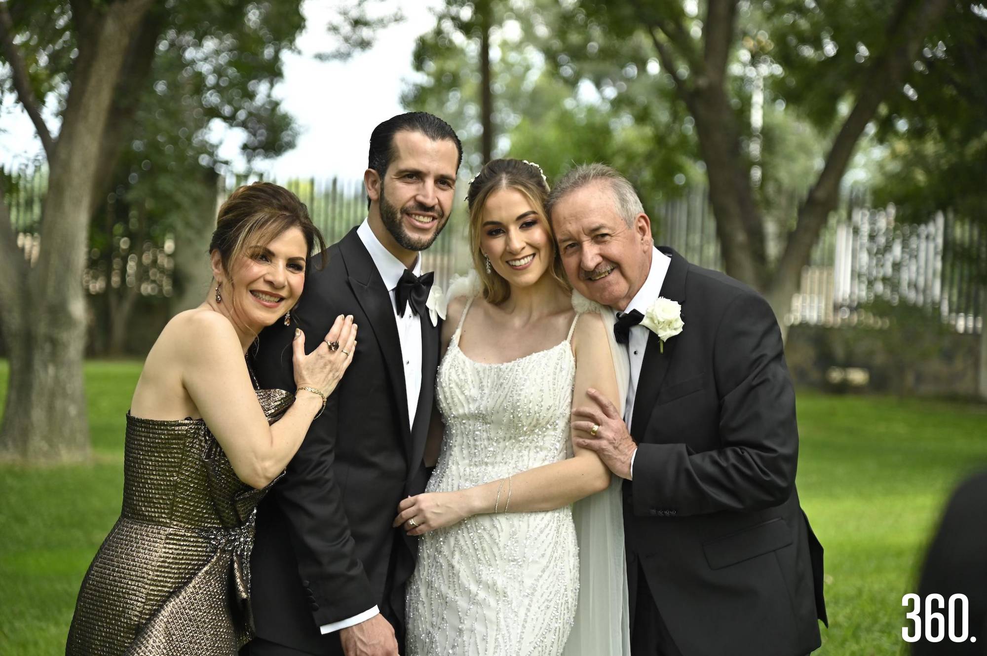$!La pareja con los papás de la novia, Lourdes González y Carlos Alberto Villasana.
