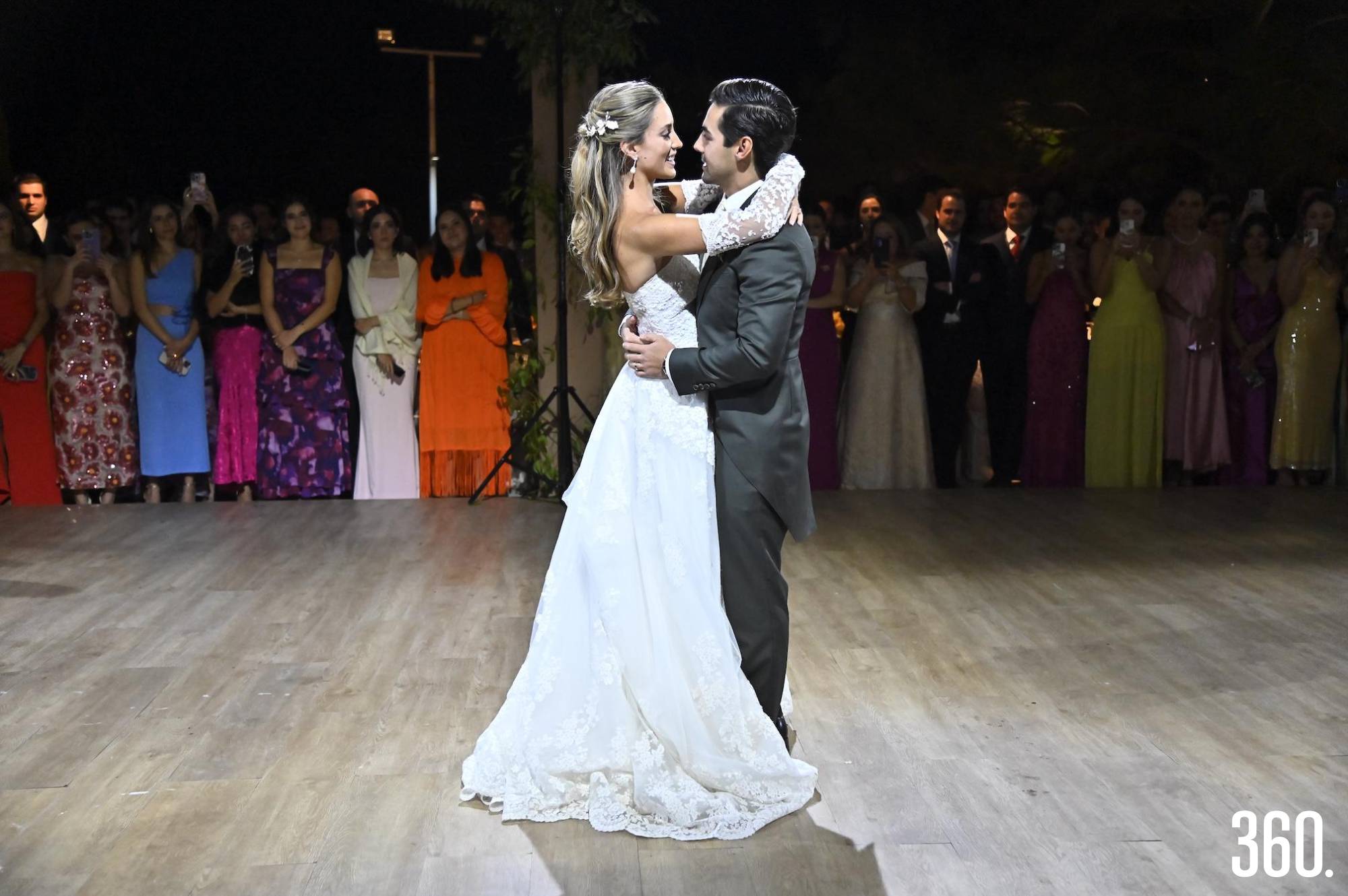 $!En su primer baile juntos.
