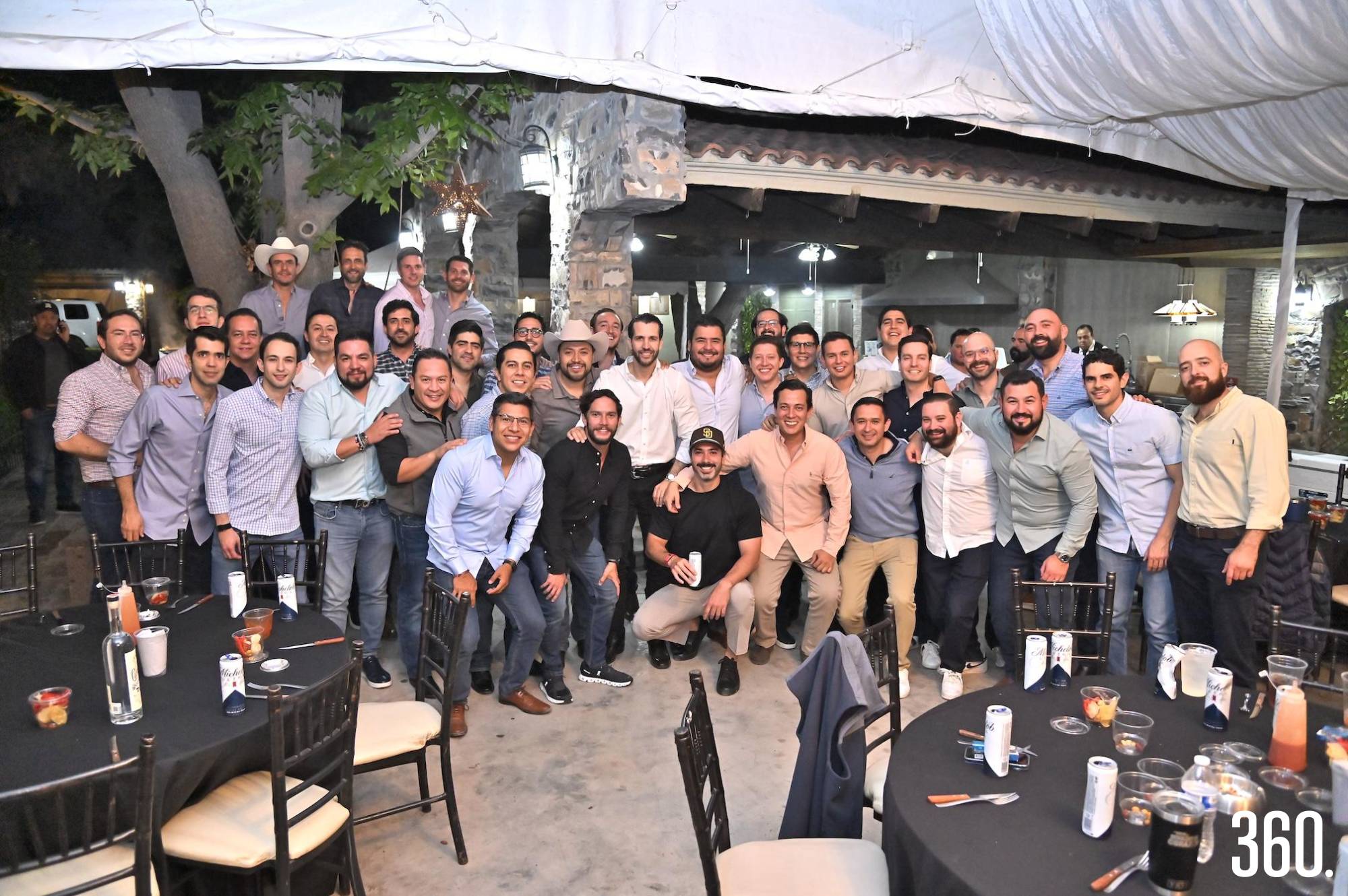 $!Héctor con sus amigos.