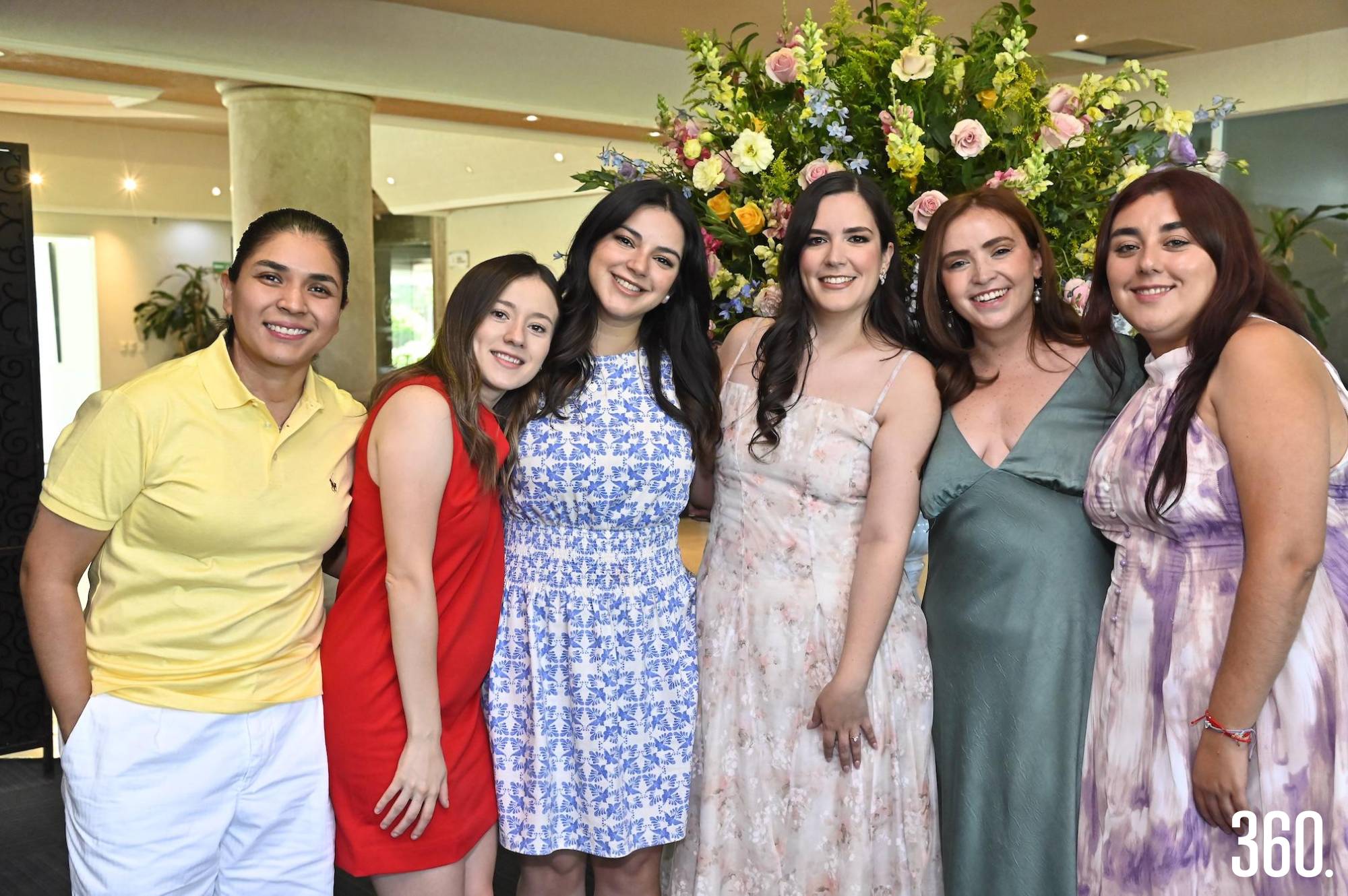 $!María Garza con sus amigas.