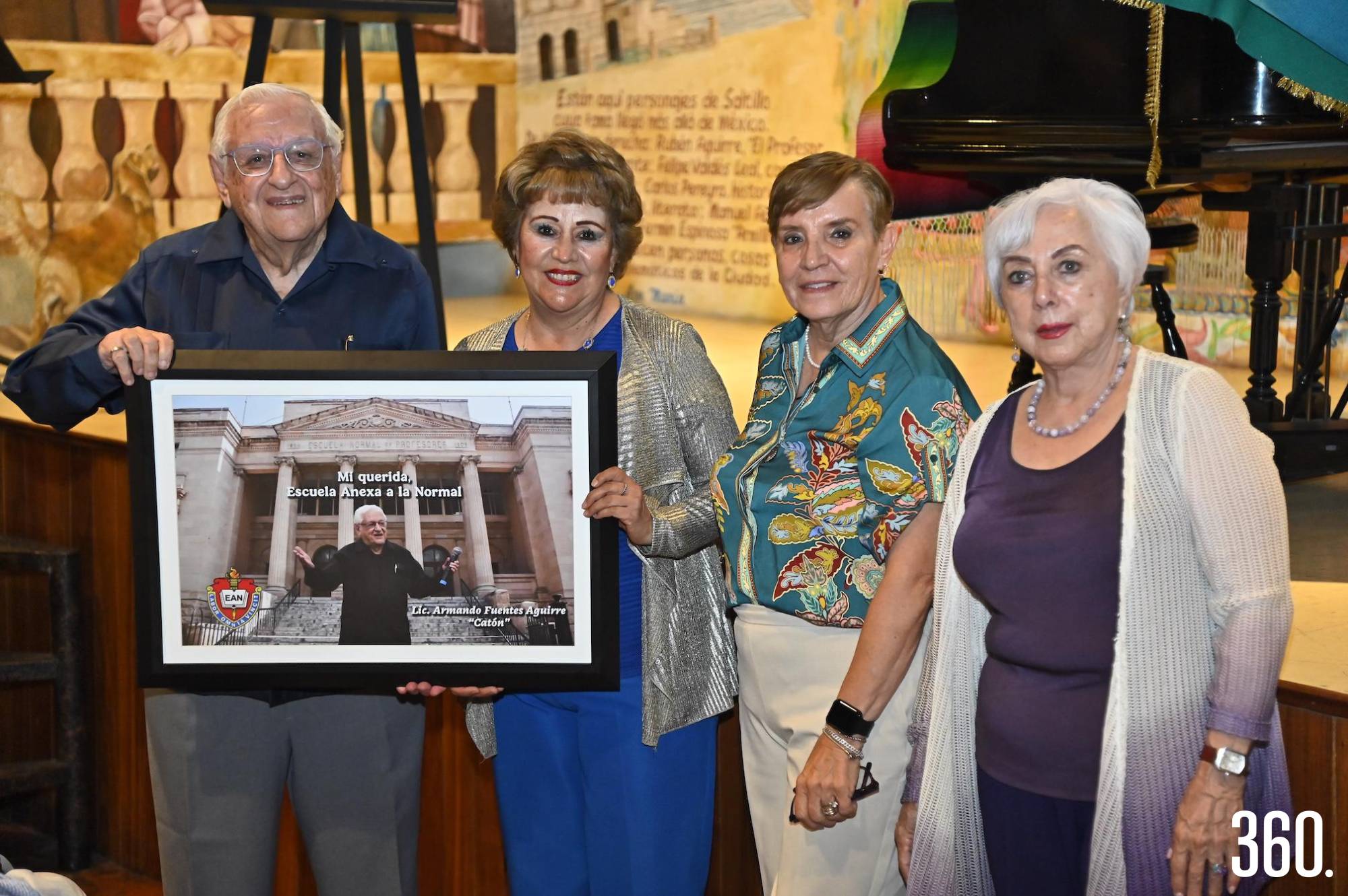 $!Don Armando Fuentes Aguirres recibió un bonito presente por parte de Gloria Galicia, Blanca Ramos y Rosy Treviño.