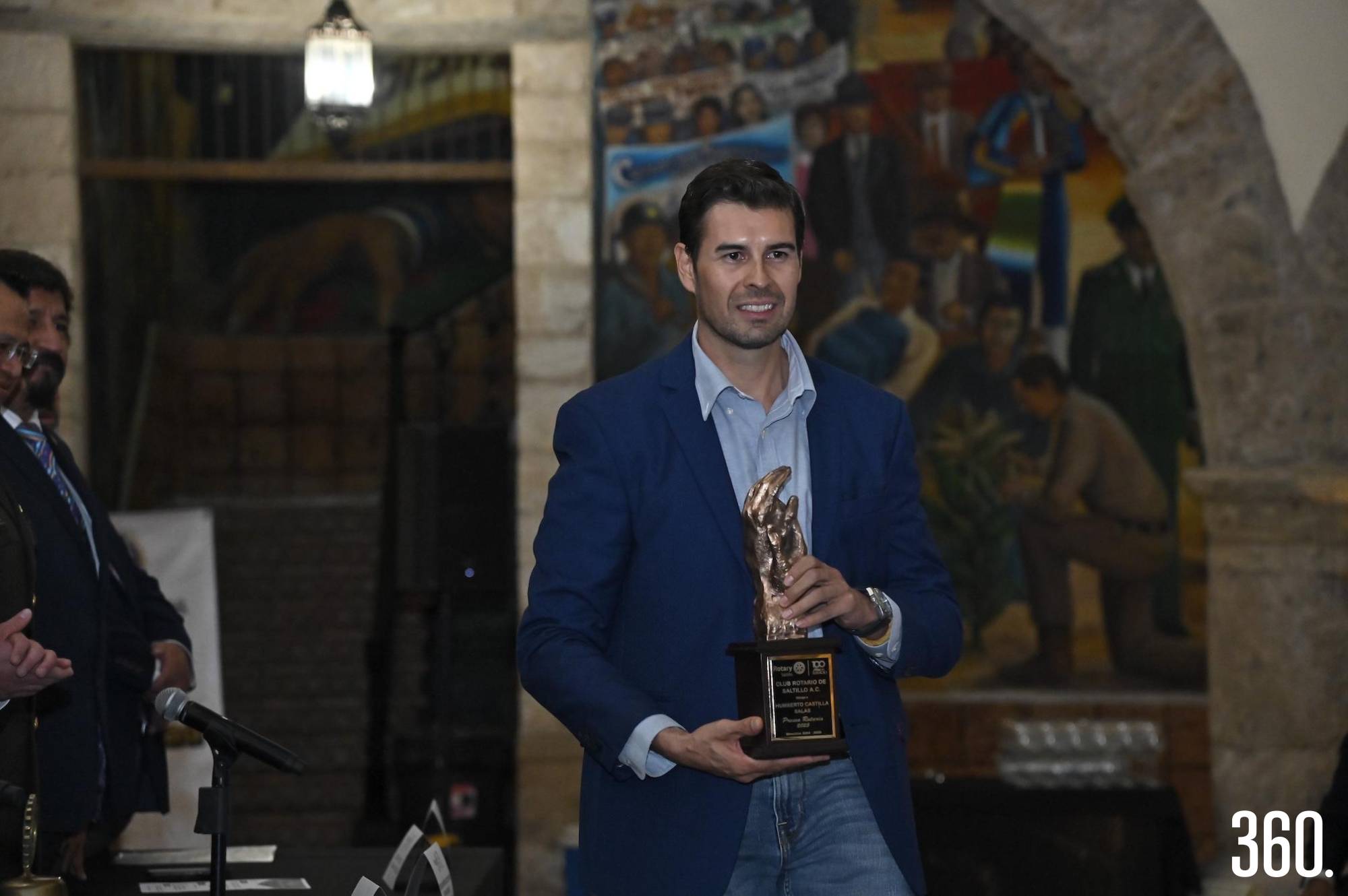 $!Antonio Dewey Pérez recibió la presea otorgada en memoria de su bisabuelo, don Humberto Castilla Salas.