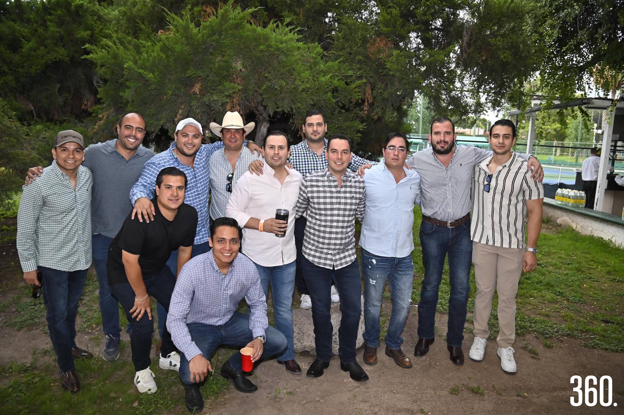 $!Erick acompañado de sus amigos.