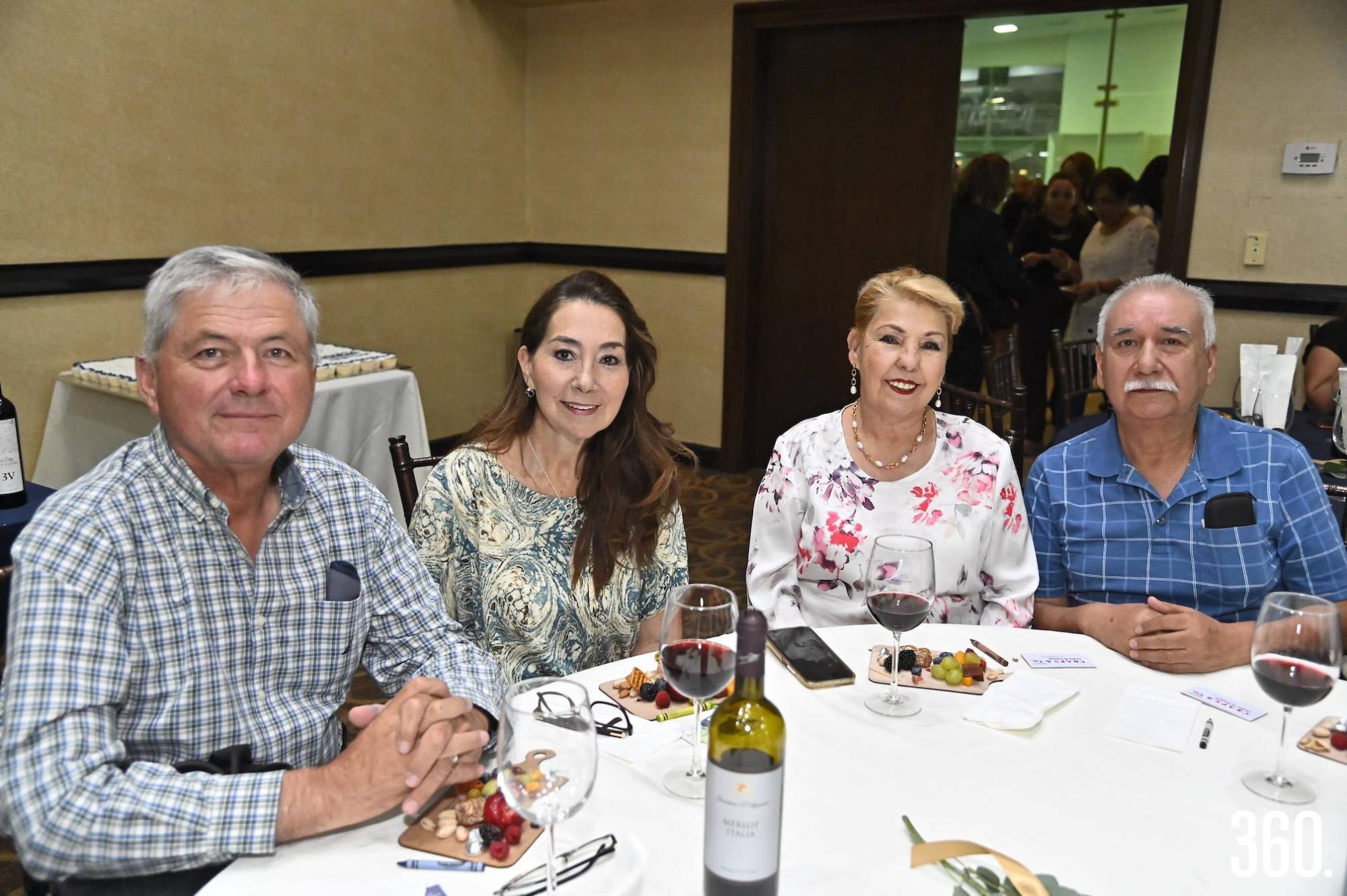 $!José Salazar, Teresita y Cecilia Barrera con Roberto Ramírez.