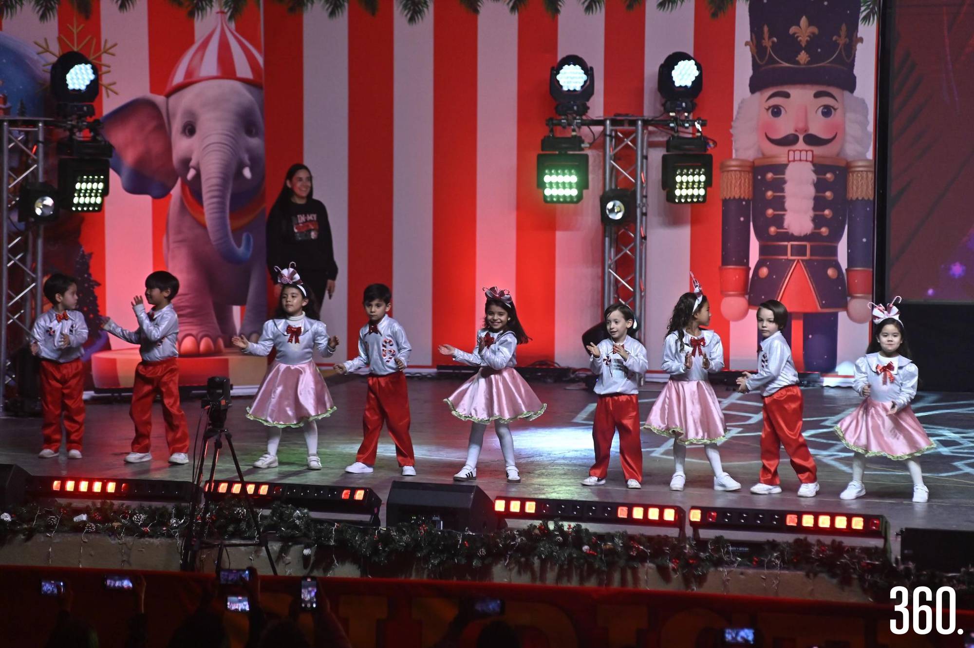 $!La escenografía fue temática de circo.