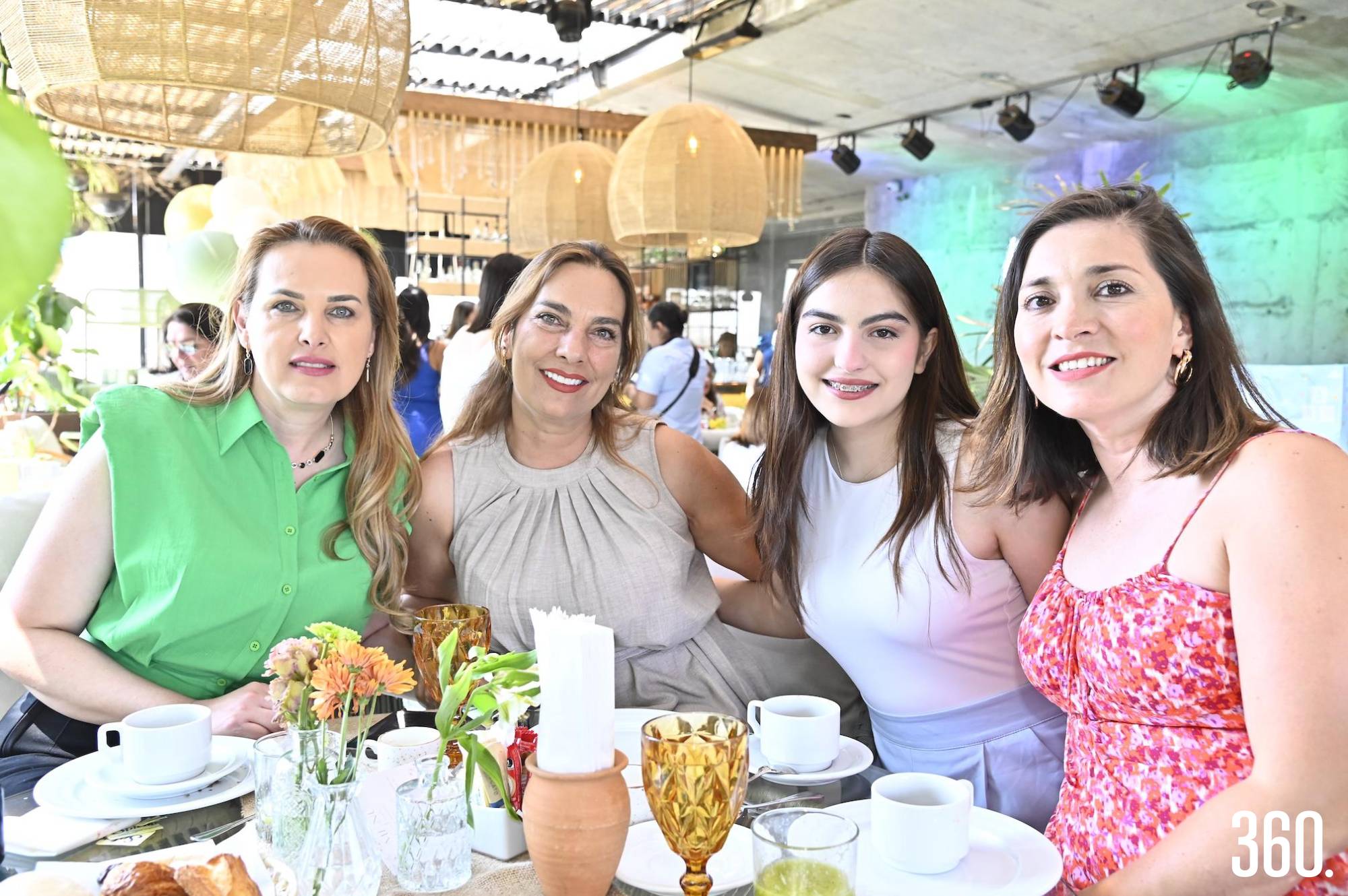 $!Verónica, Elizabeth y Lizet Zertuche con Regina Rodríguez.