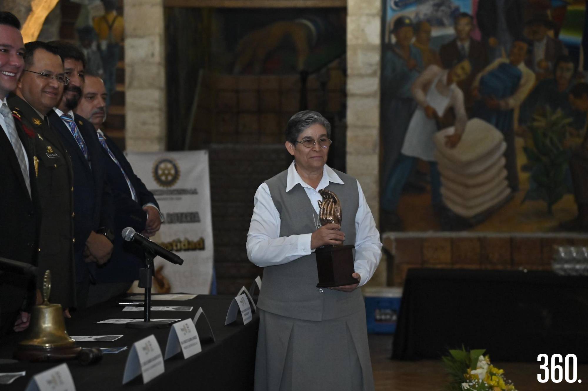 $!Sor Martha Olivia García Caballero, directora de la Aldea Infantil Pepita de Valle, fue reconocida con la presea que lleva el nombre de don Jesús de Valle.