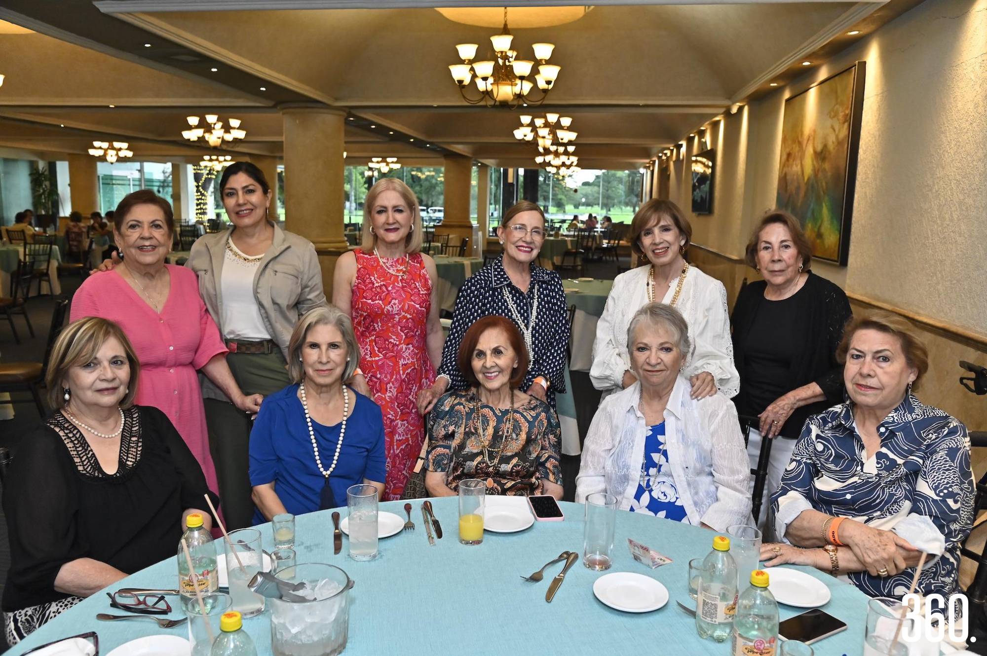 $!Amigas celebrando.
