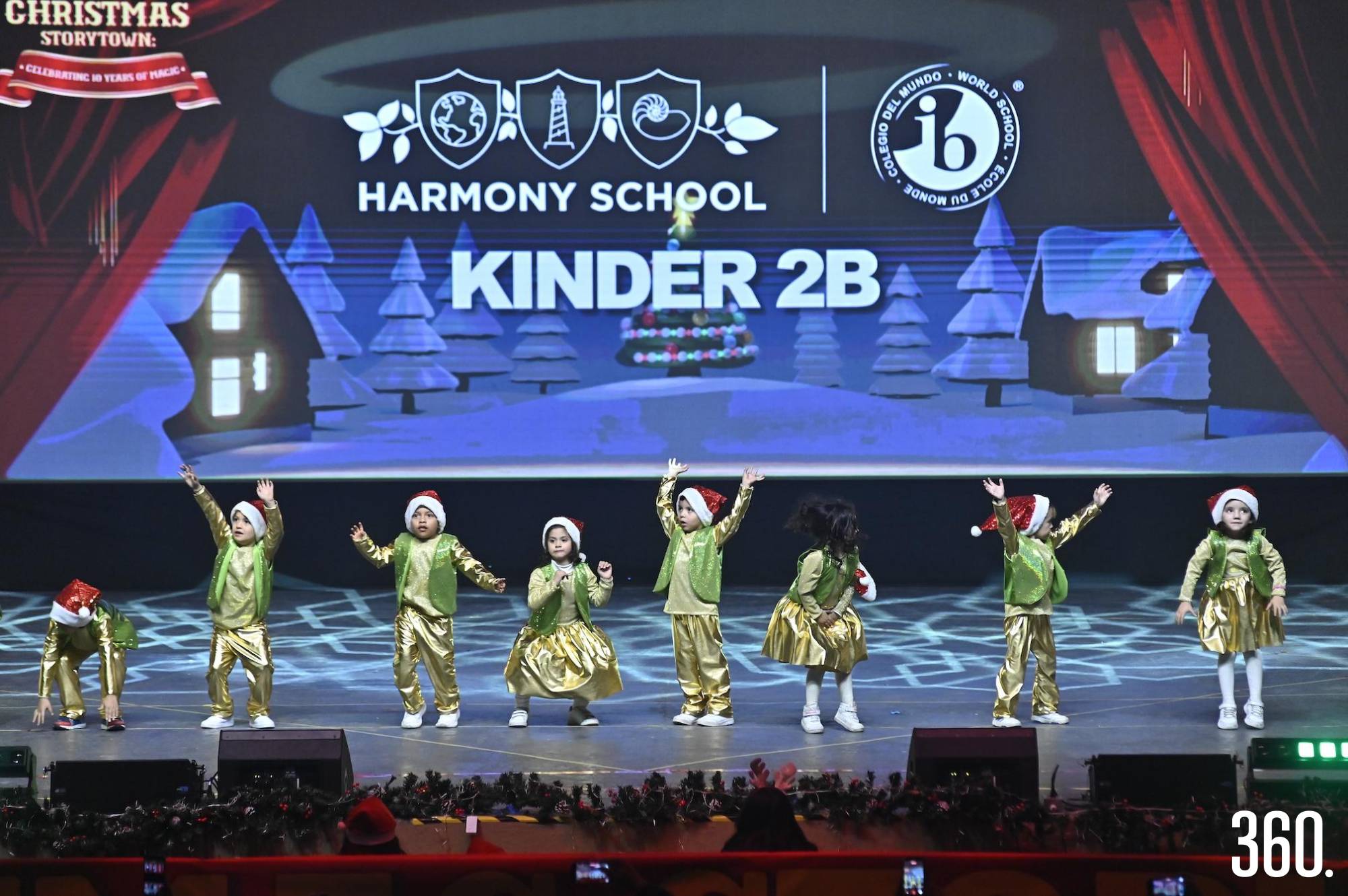 $!El grupo de Kinder 2B luciendo su atuendo verde brillante.