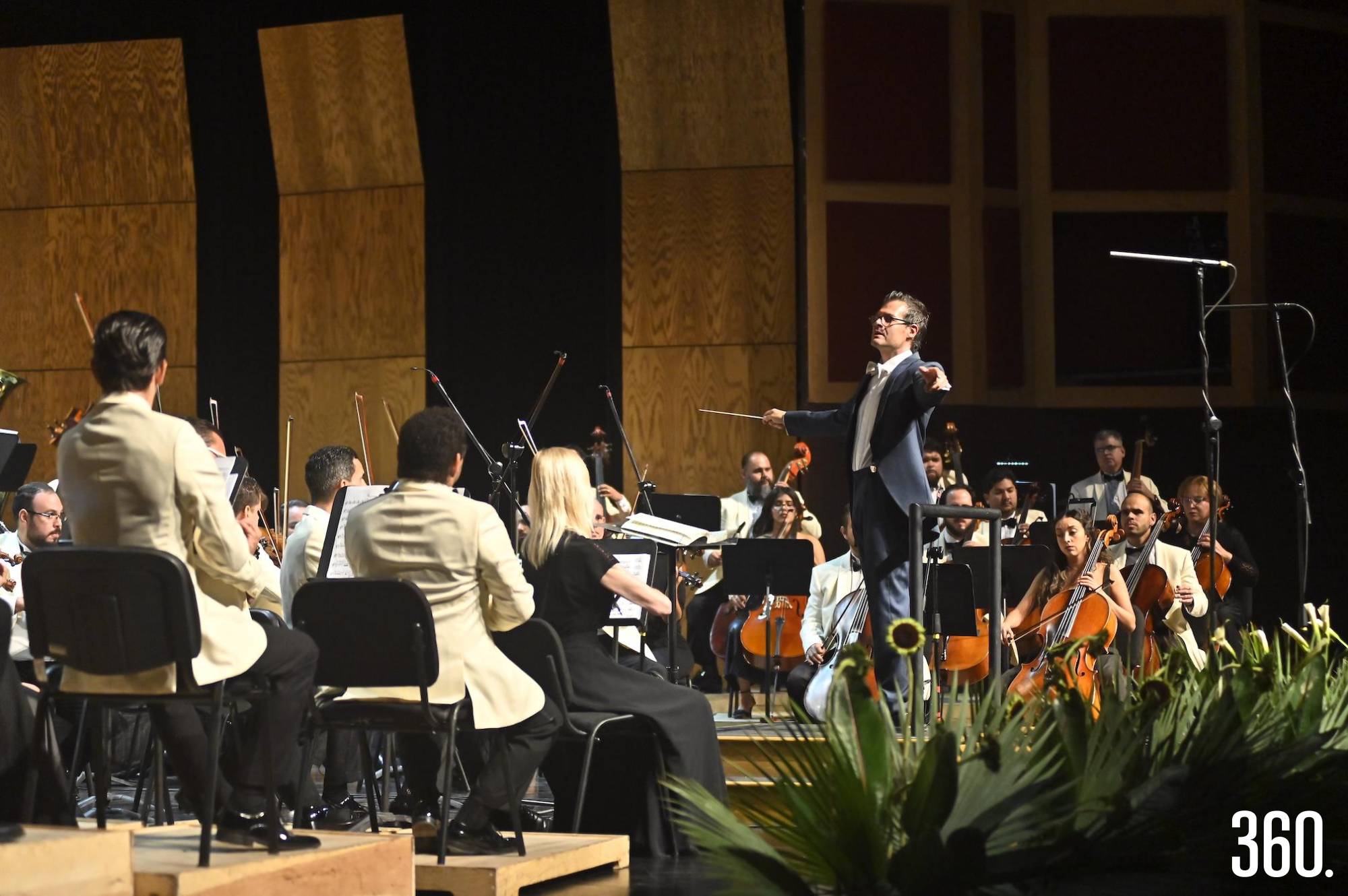 $!La Filarmónica del Desierto deslumbró con el virtuosismo del violinista invitado Miguel Colom.