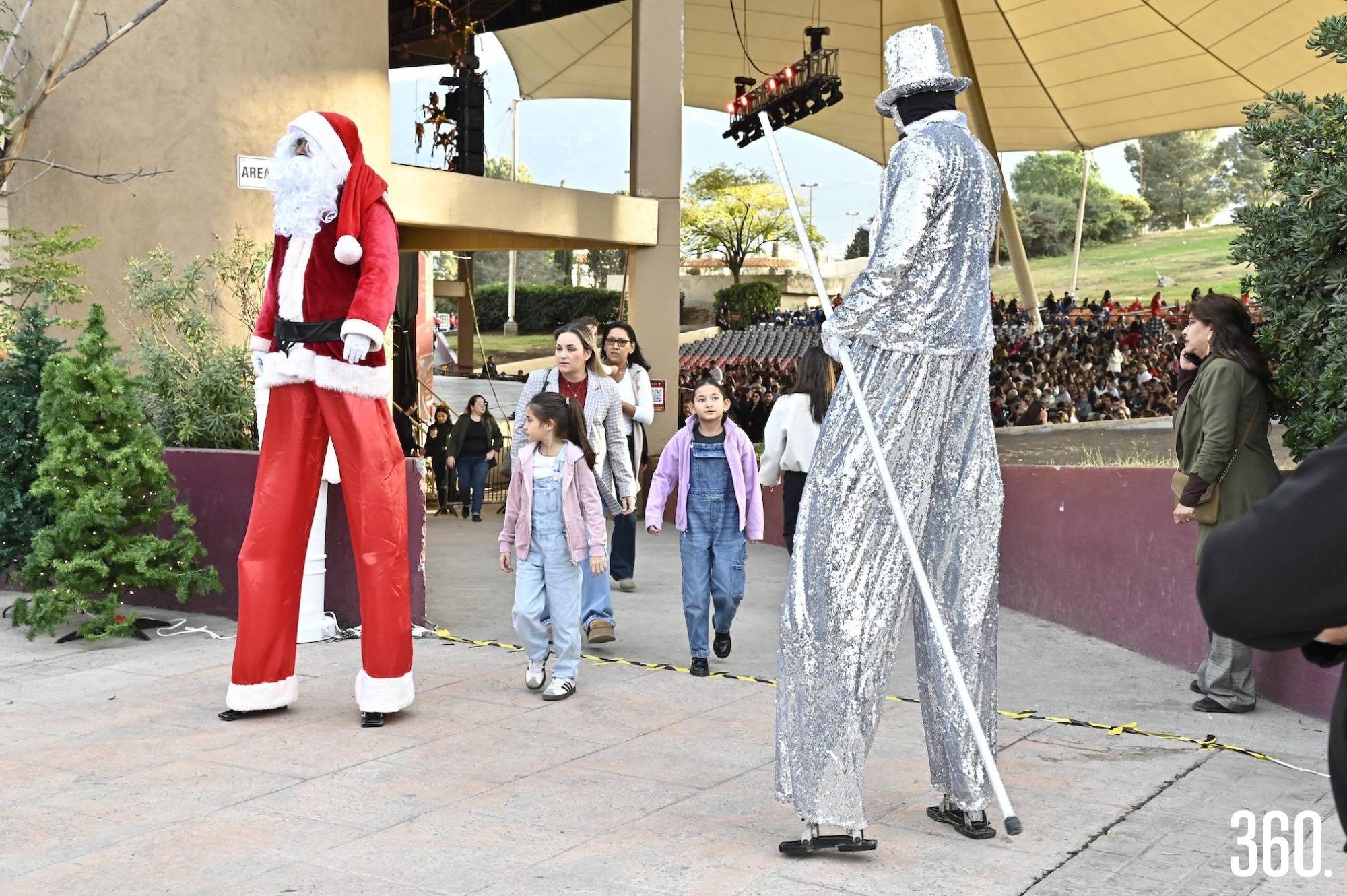 $!La bienvenida estuvo a cargo de dos personajes muy navideños.
