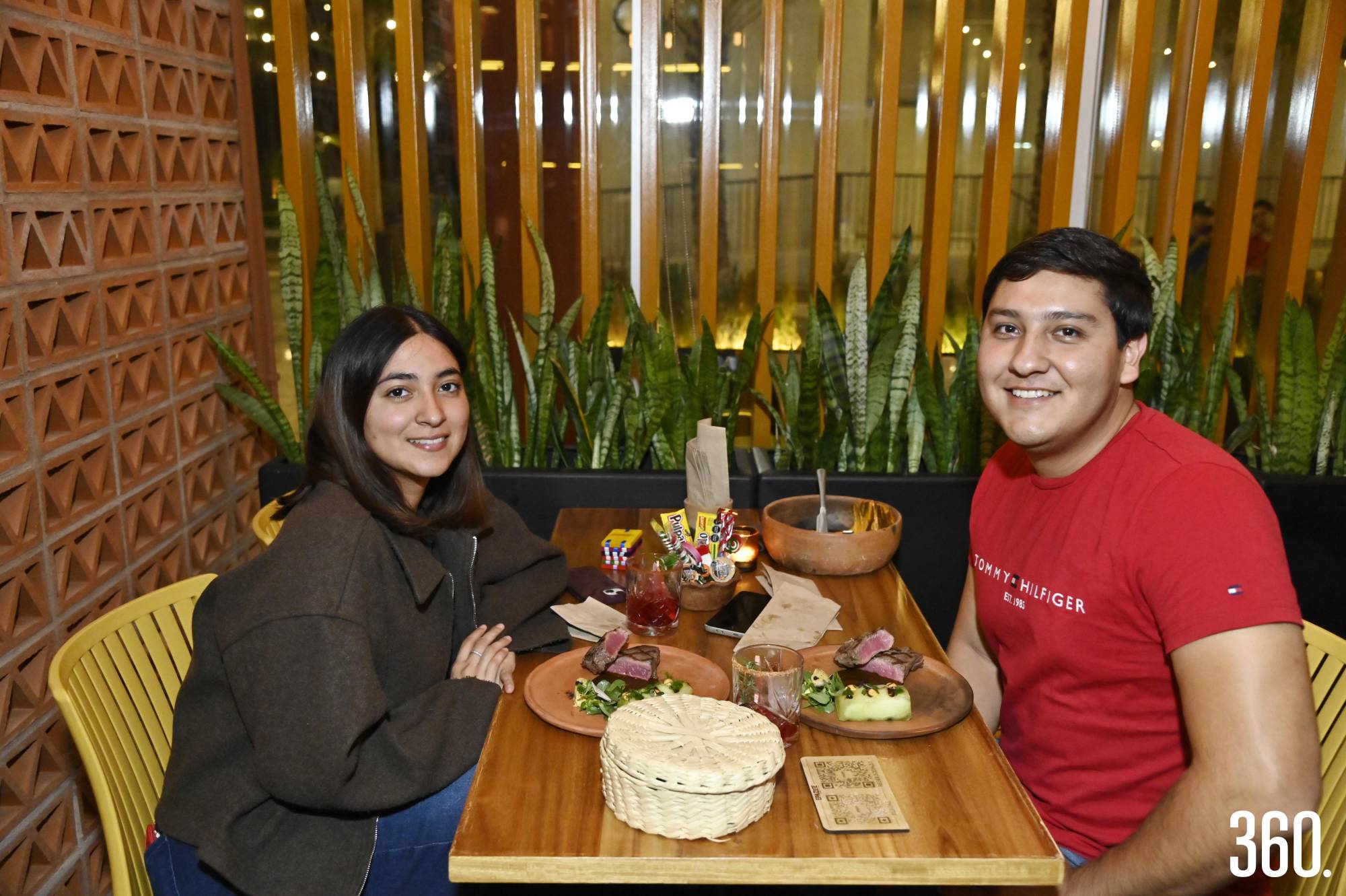$!Parejas saltillenses disfrutaron de los ricos cortes.