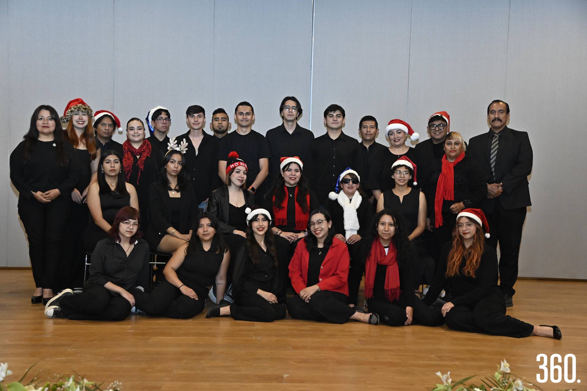 $!El maestro Óscar Álvarez dirige al Coro de la Escuela de Música de la UAdeC, un grupo que transforma la Navidad en un canto de solidaridad.