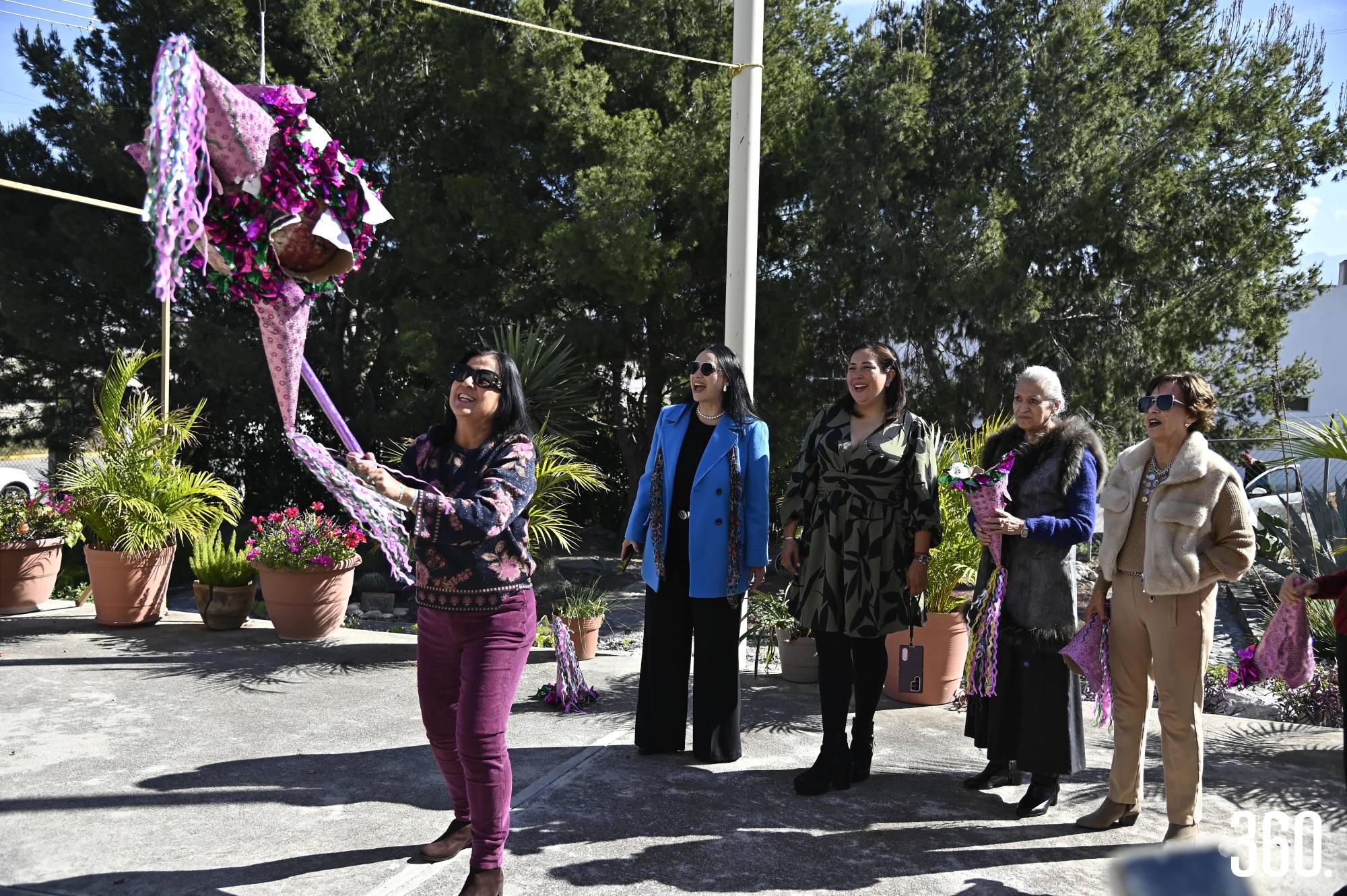 $!Le pegaron a la piñata.