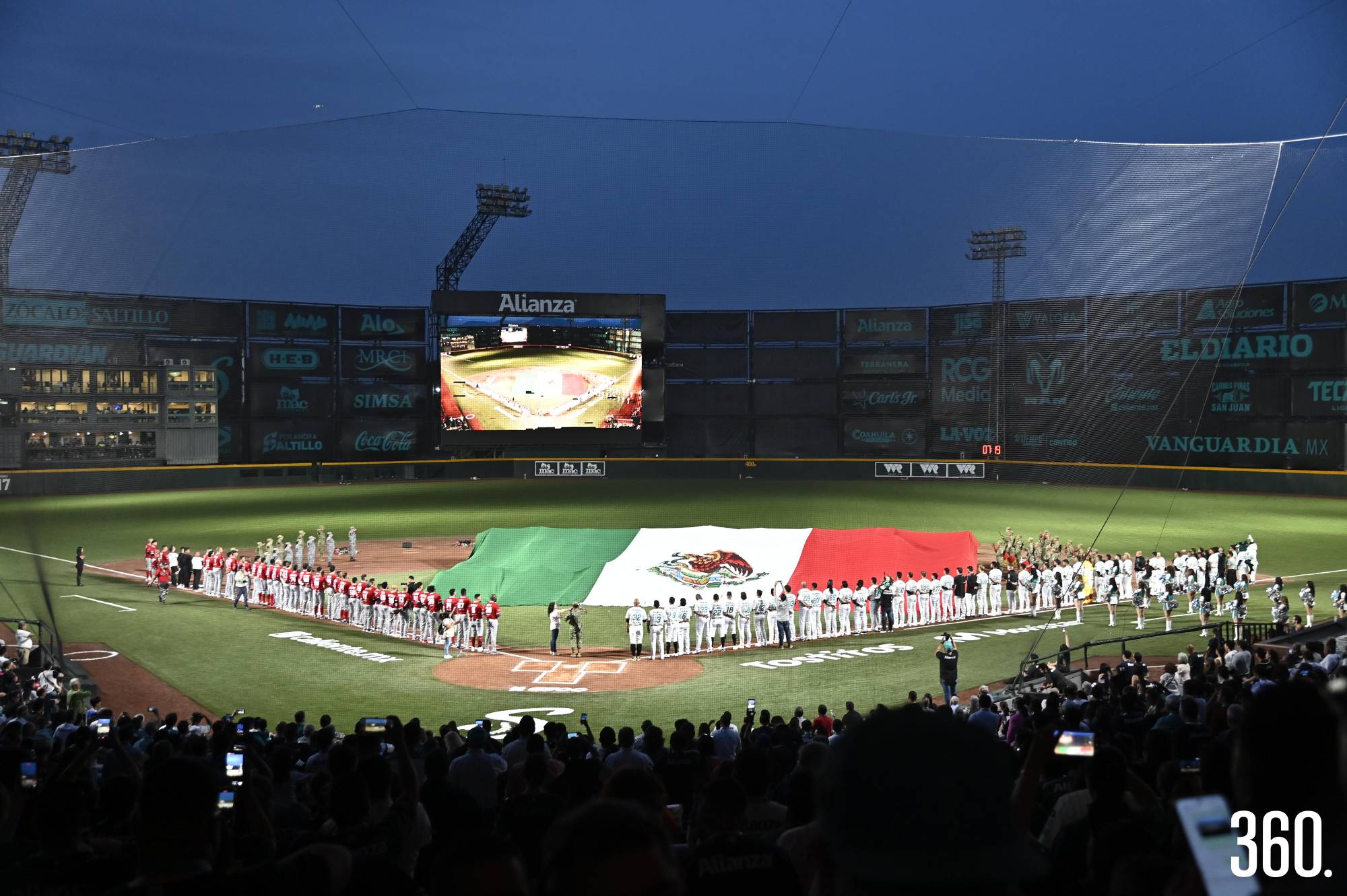 $!Un momento emotivo previo al arranque del partido, ambos equipos, frente a la bandera.