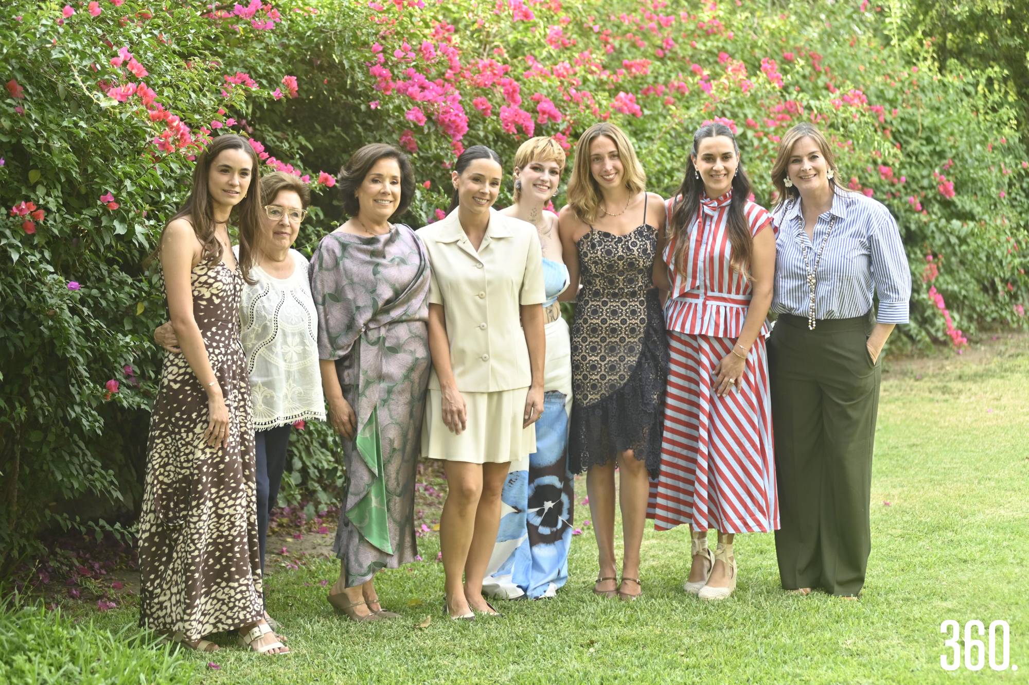 $!La futura novia con Valeria Rivera, Diana Galindo, Luisa Castilla, Vero Cárdenas, Diana Garza, Ana Lucía Paz y Marinés de Valle.