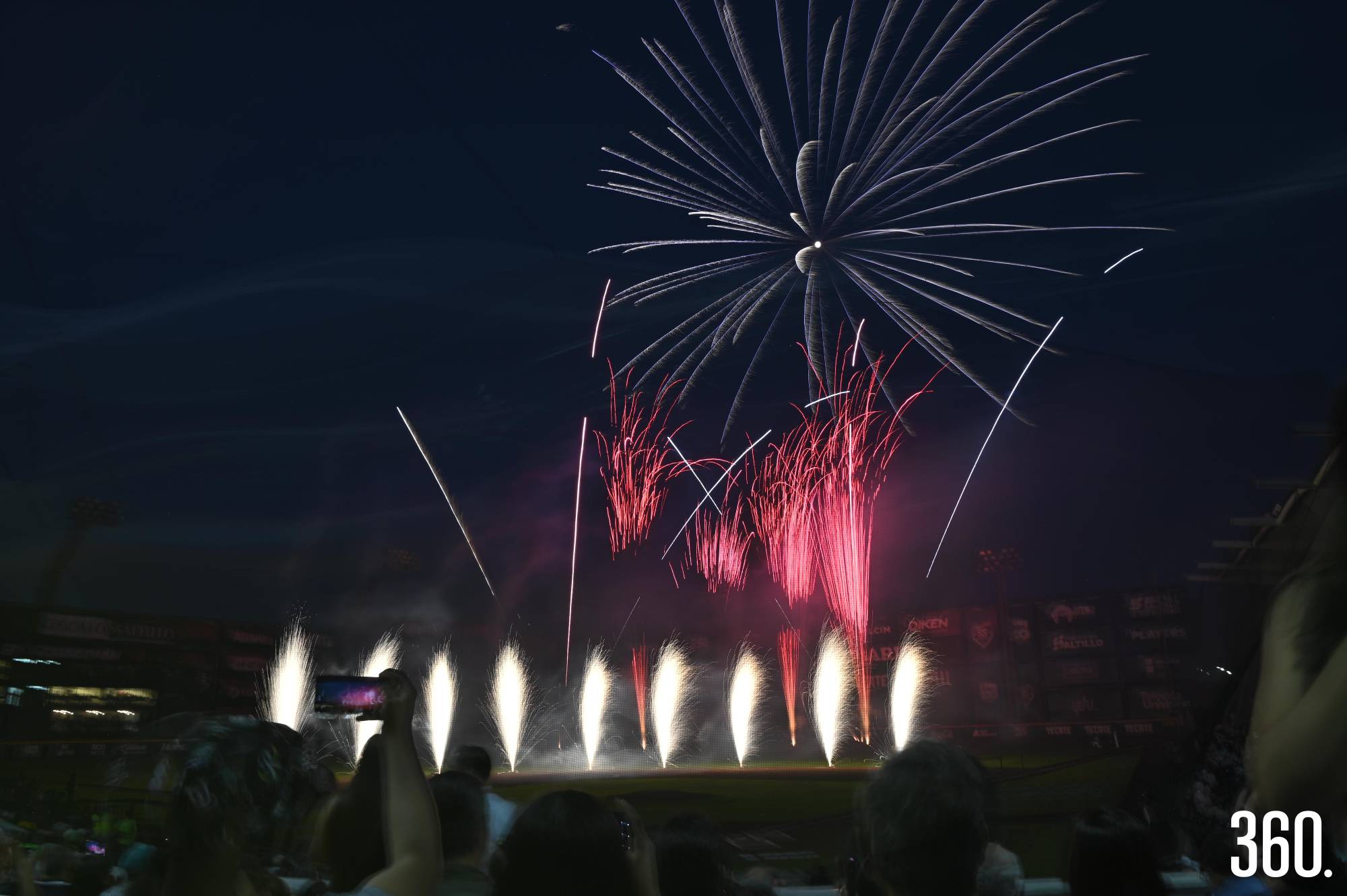 $!La ceremonia concluyó con un espectáculo de pirotecnia.