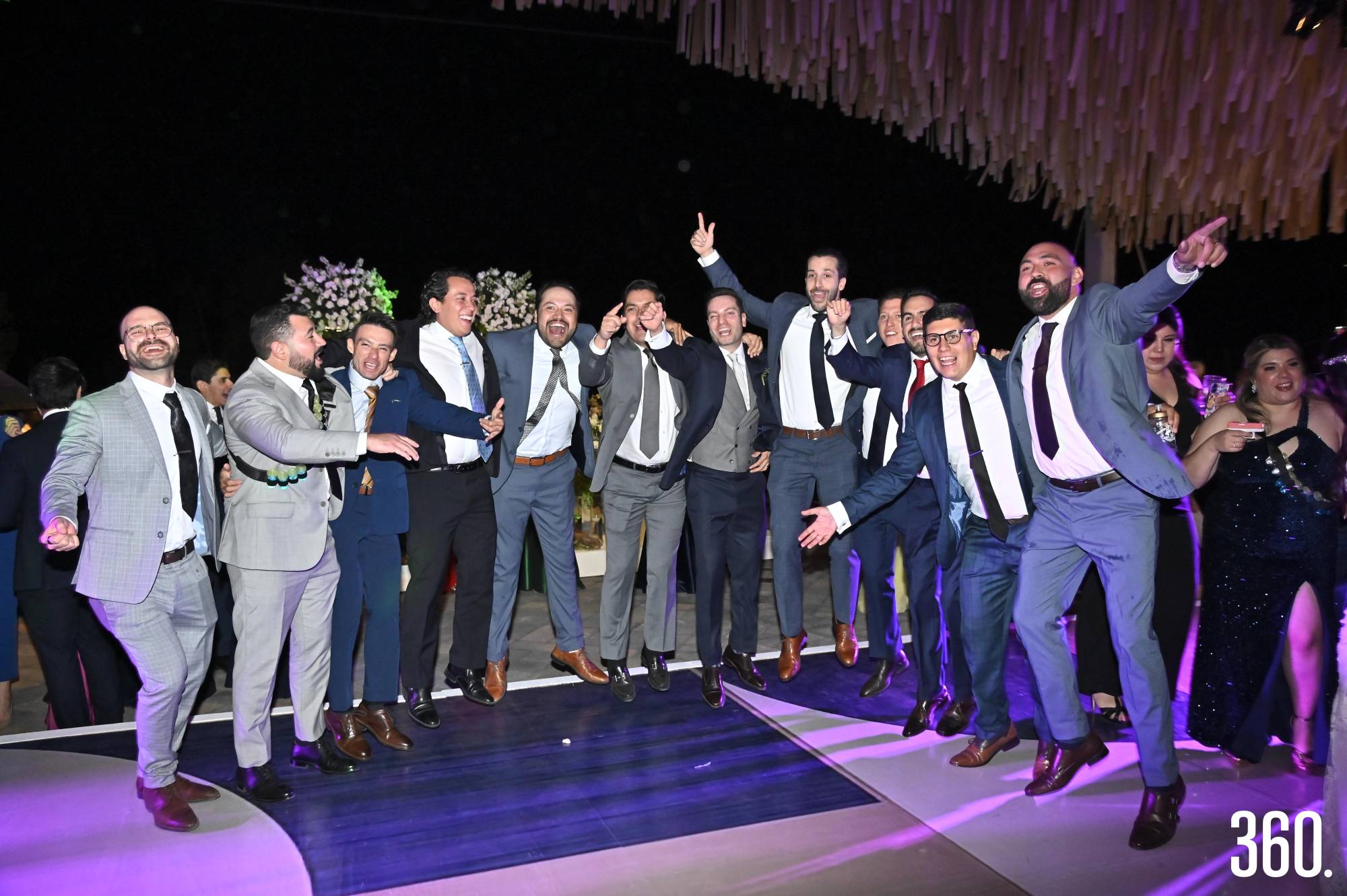 $!José Enrique con sus amigos.