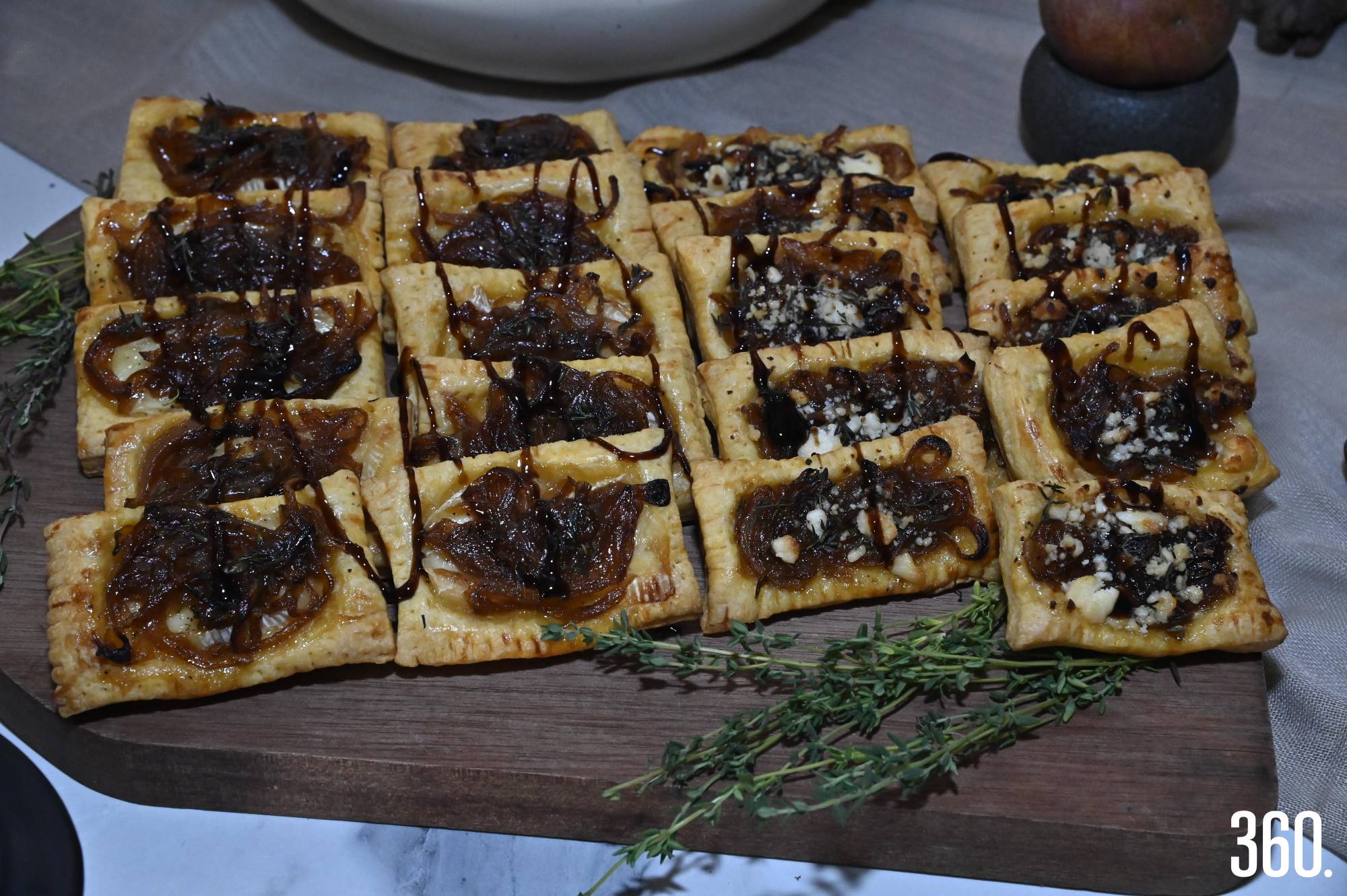 $!Tartaletas de feta con cebolla caramelizada y miel.