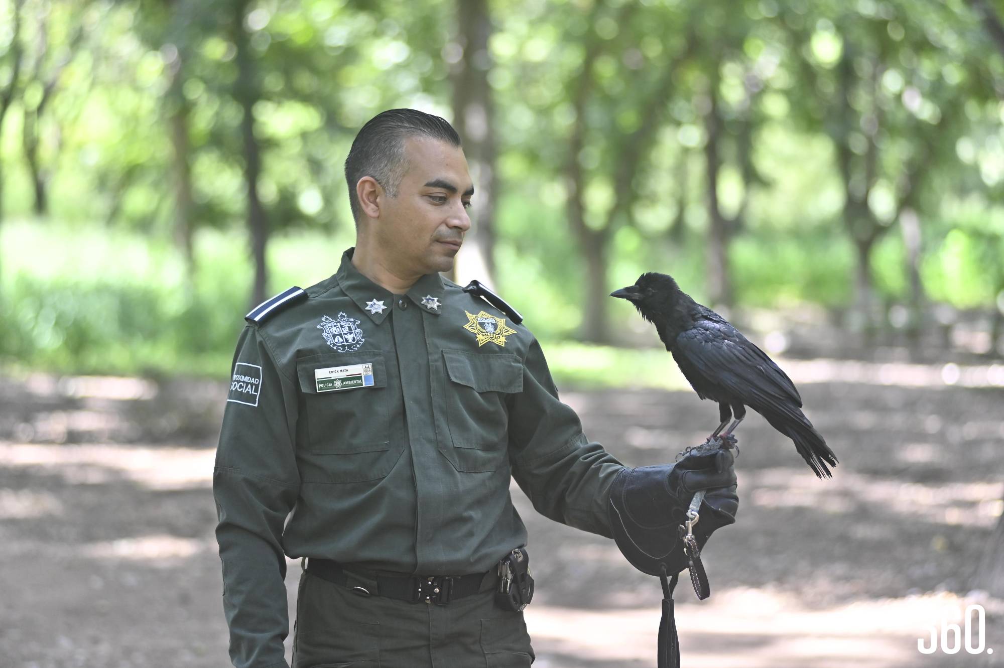 $!Pol. Erick Mata con el cuervo Álex.