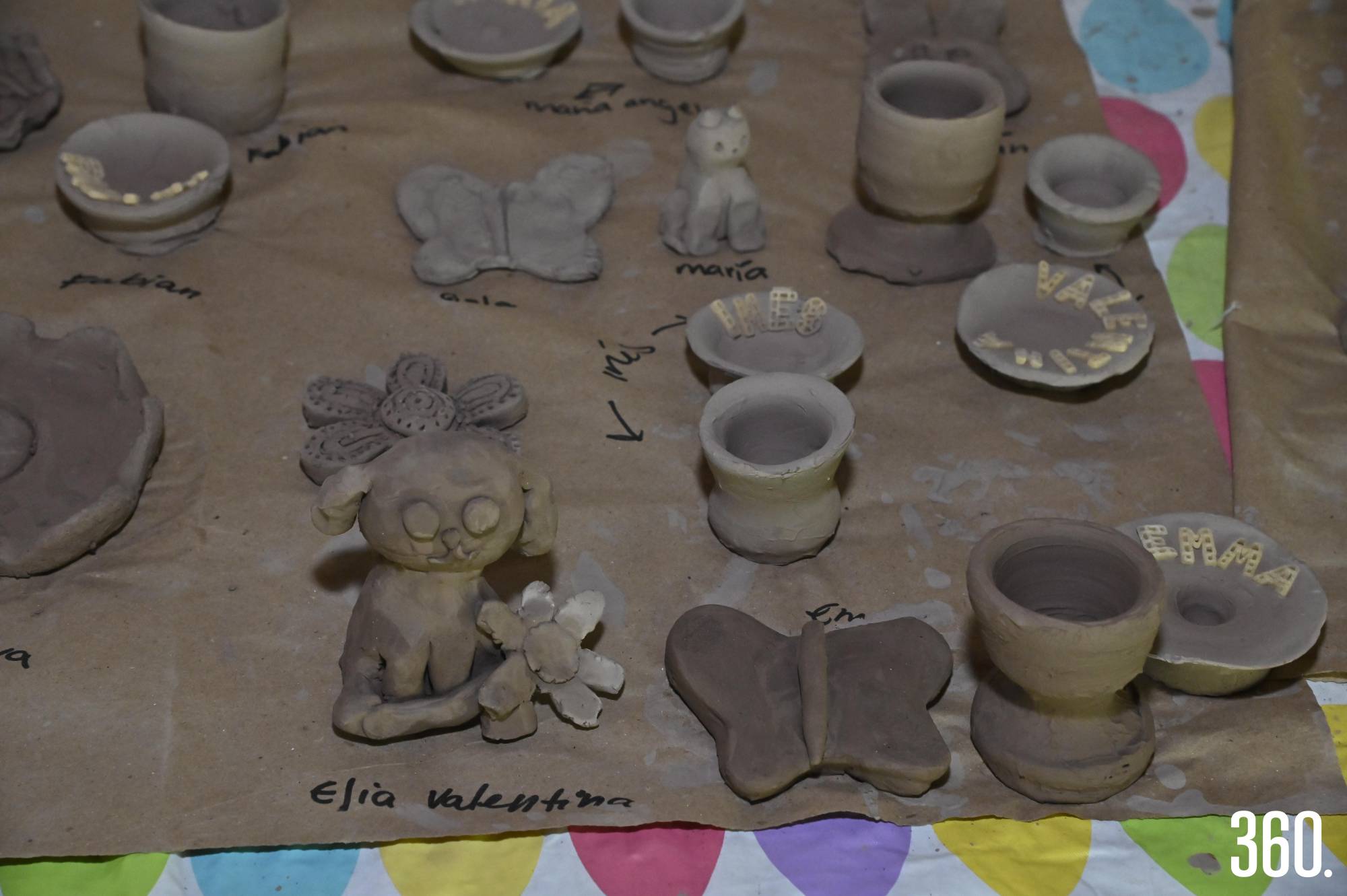 $!Los niños aprendieron a hacer figuras de cerámica.